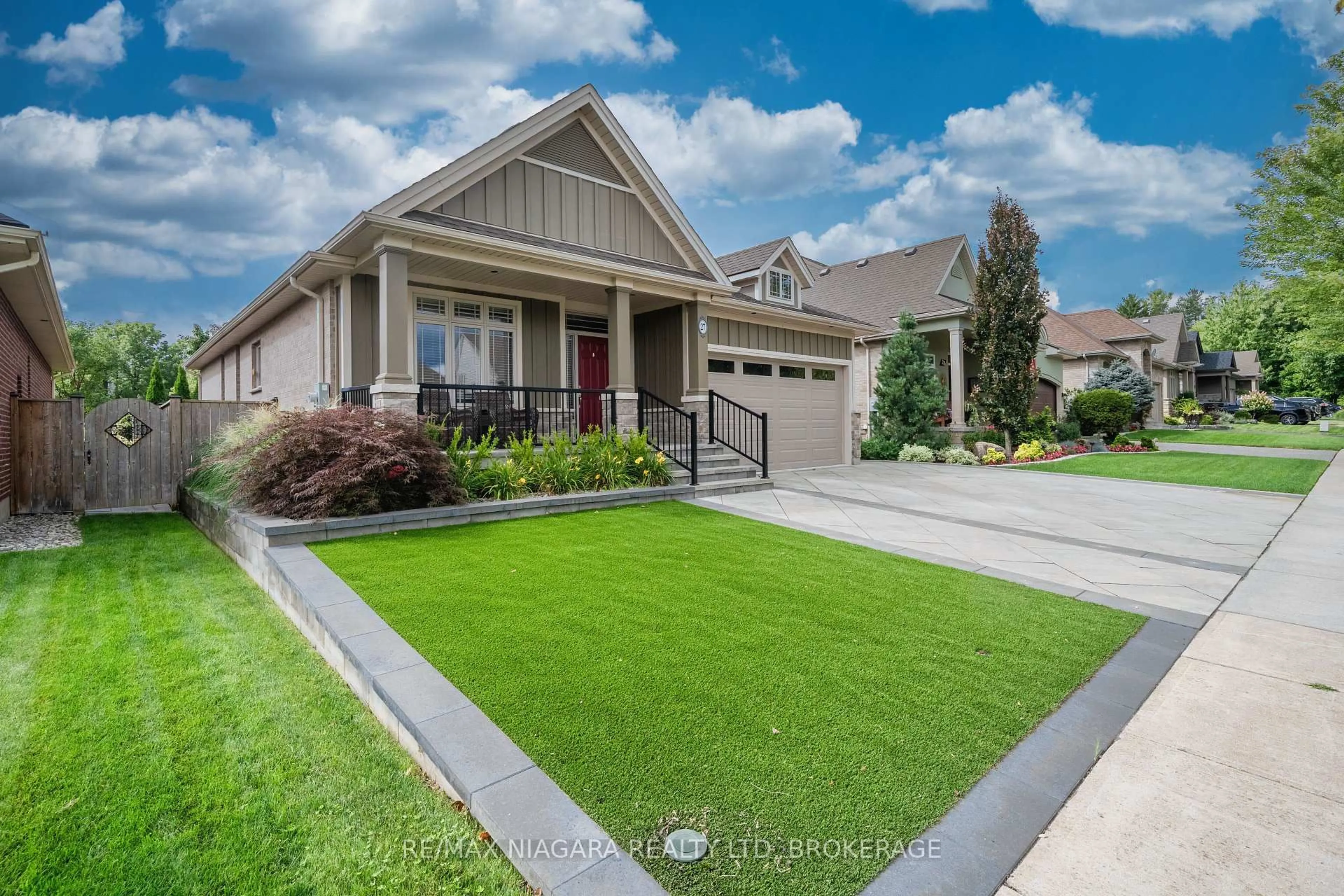 Home with vinyl exterior material, street for 27 HICKORY Ave, Niagara-on-the-Lake Ontario L0S 1J1