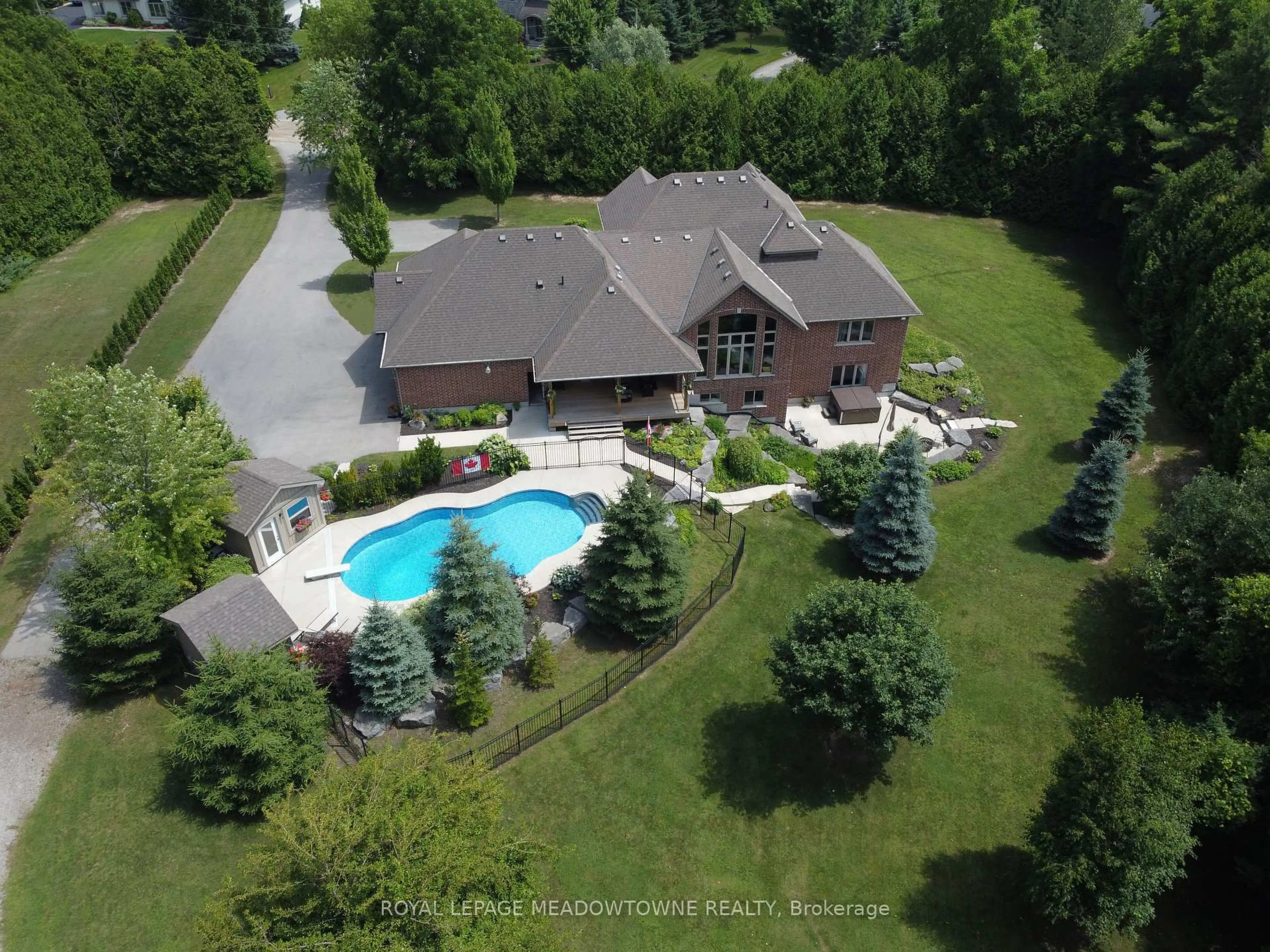 A pic from outside/outdoor area/front of a property/back of a property/a pic from drone, unknown for 7412 Boyce Dr, Puslinch Ontario N0B 2J0