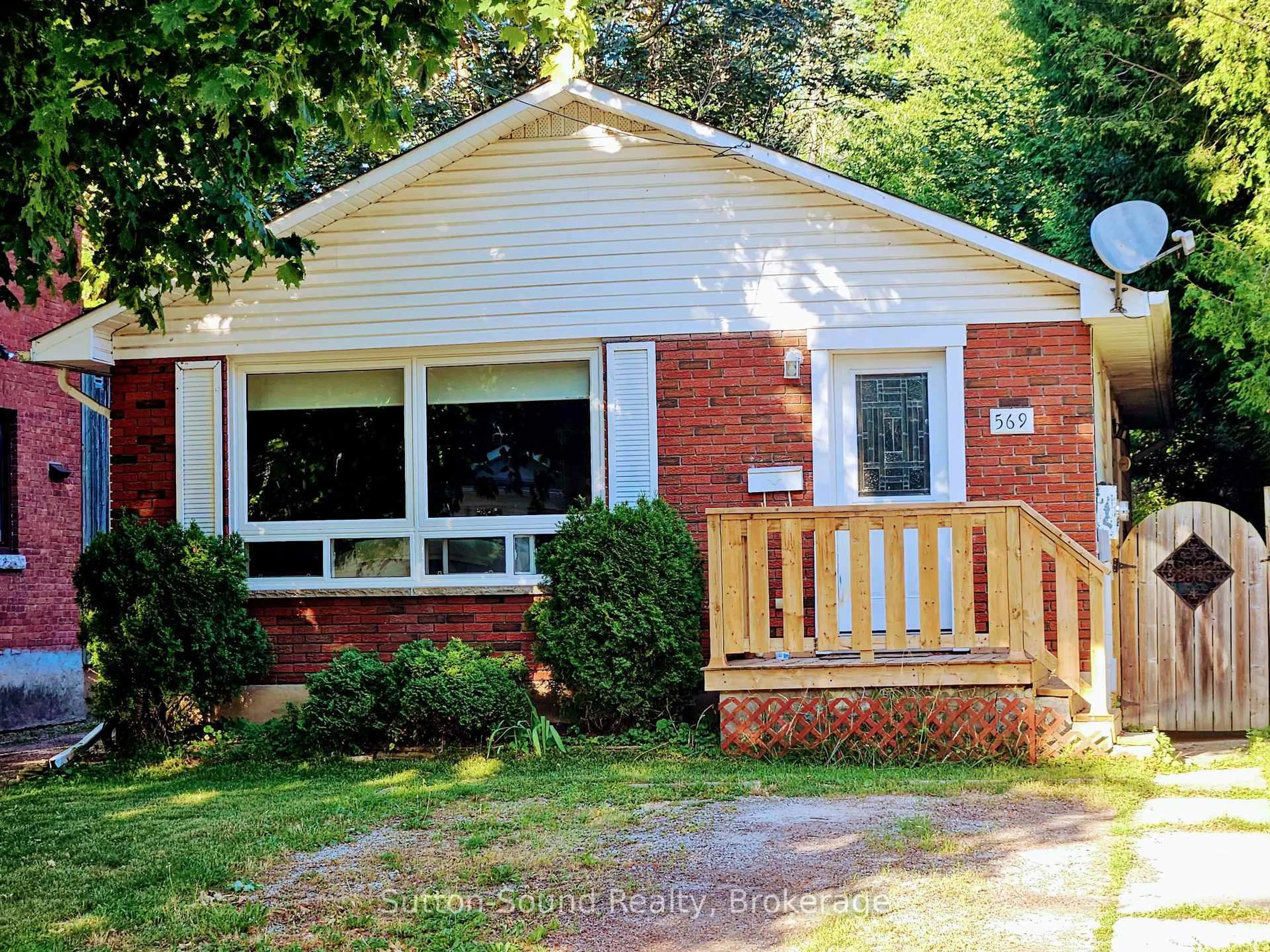 Home with vinyl exterior material, street for 569 3rd Ave E Ave, Owen Sound Ontario N4K 2J9