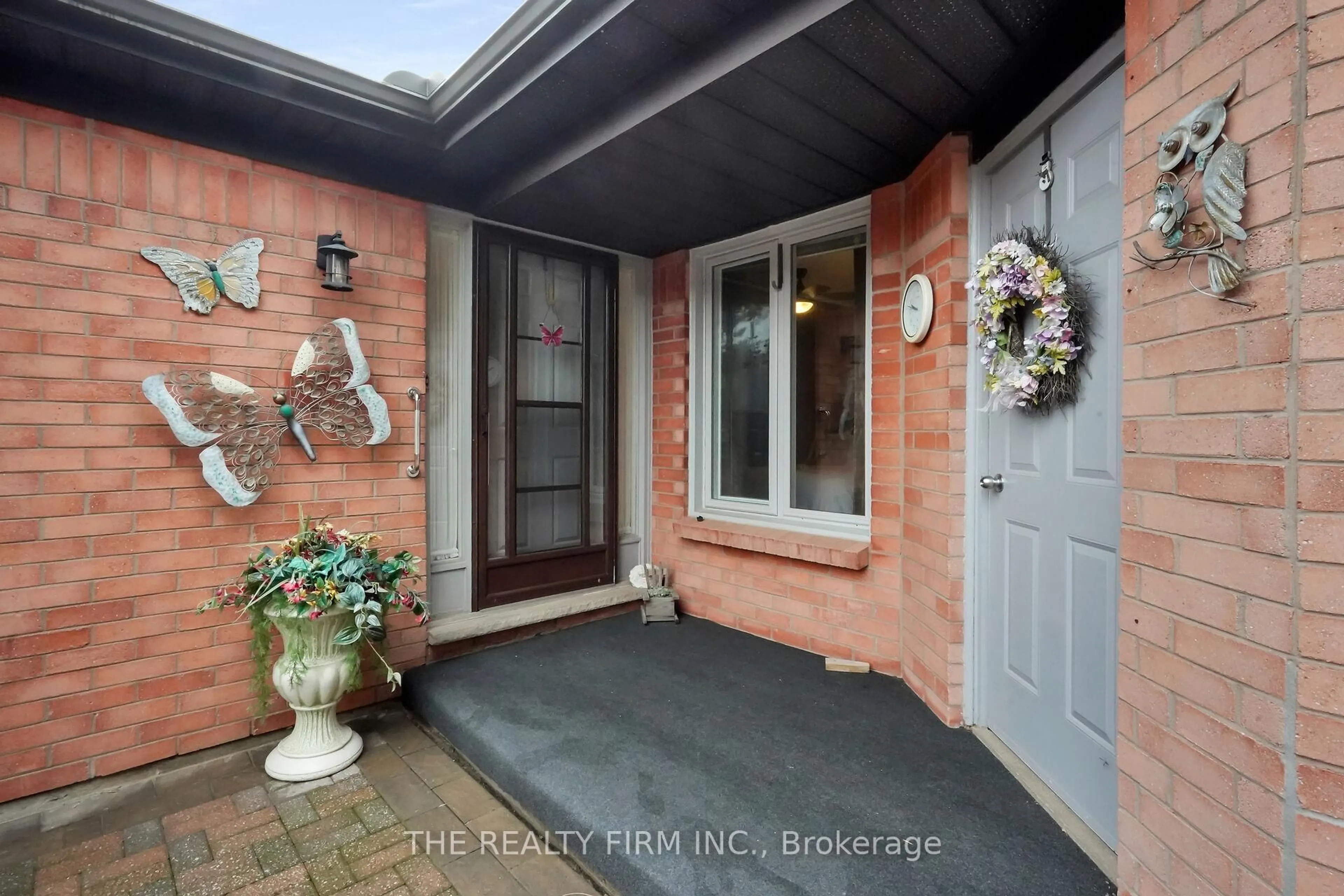 Indoor entryway for 65 Fiddlers Green Rd #4, London North Ontario N6H 4V5