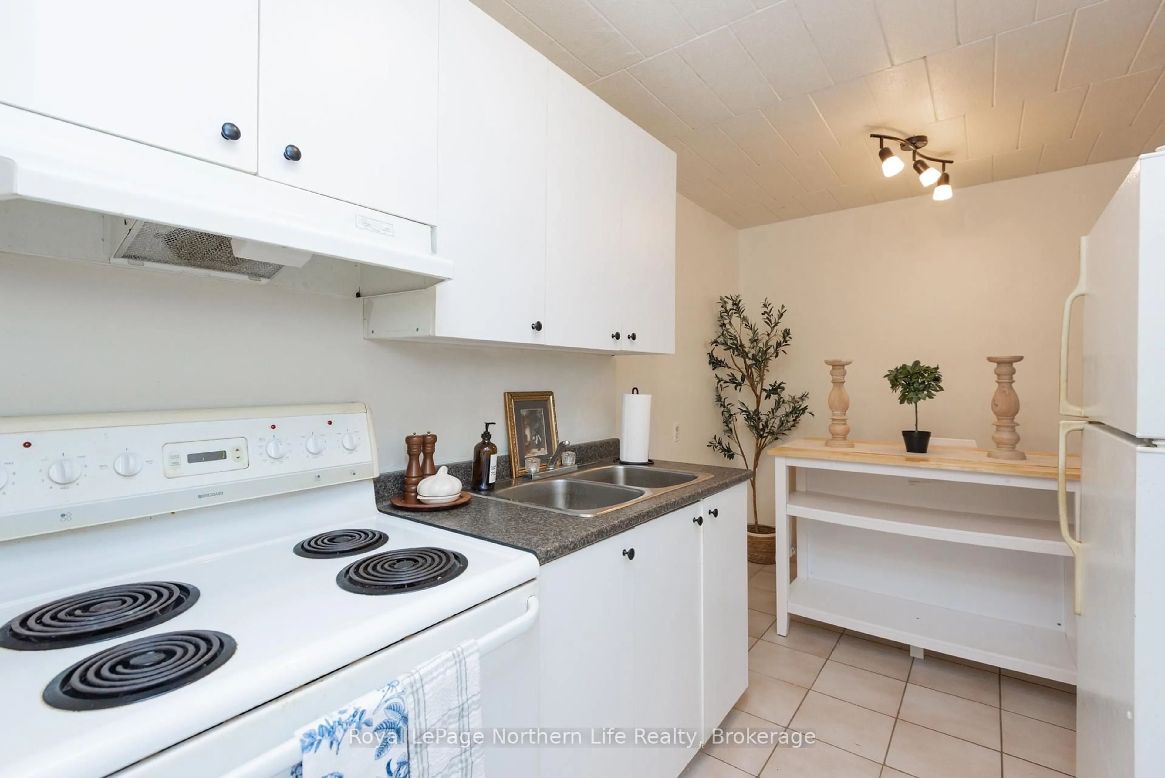 Standard kitchen, unknown for 213 Leonard St #110, North Bay Ontario P1B 5K3