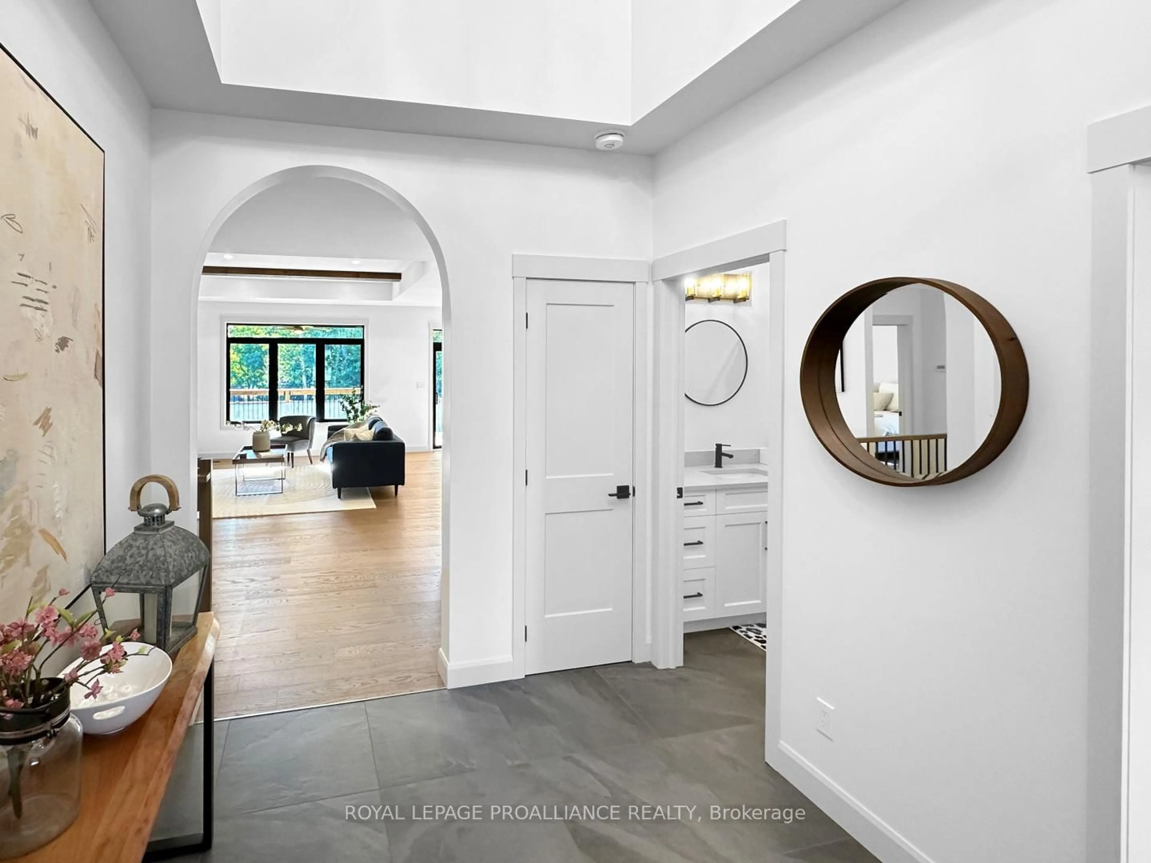Indoor entryway for 37 Deerview Dr, Ingleside Ontario K8V 5P4