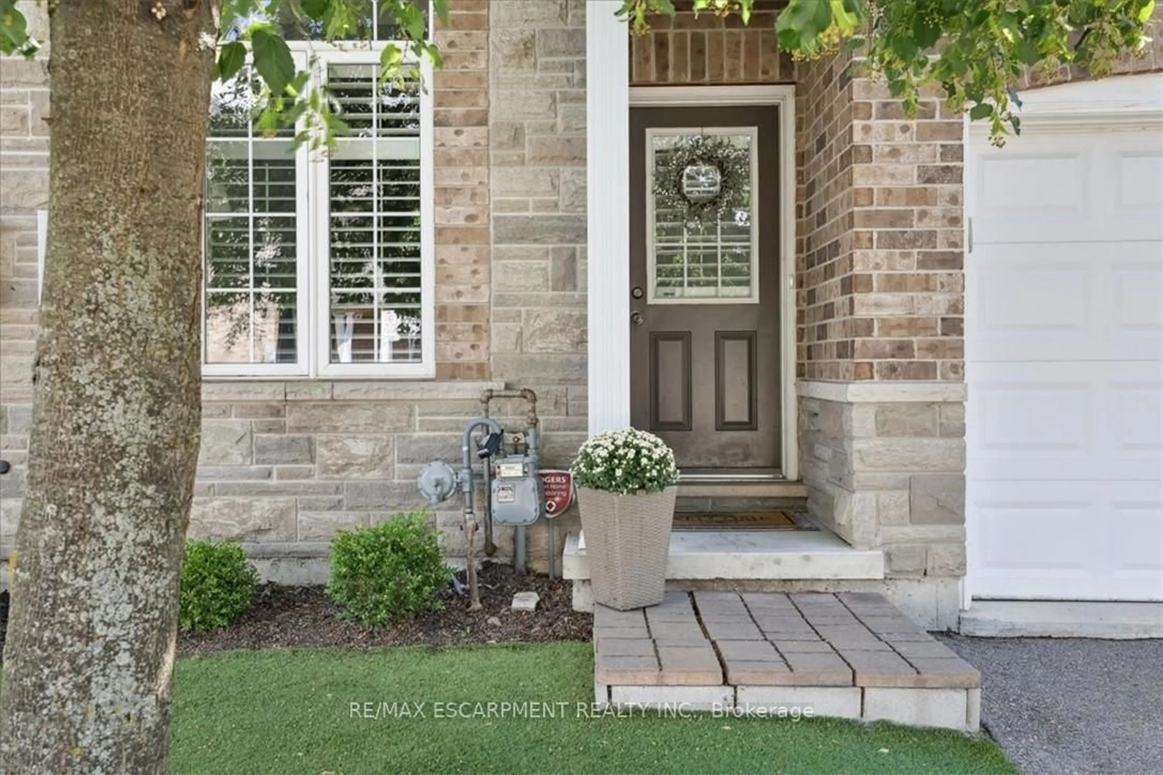 Indoor entryway for 6 Atessa Dr #36, Hamilton Ontario L9B 0C6