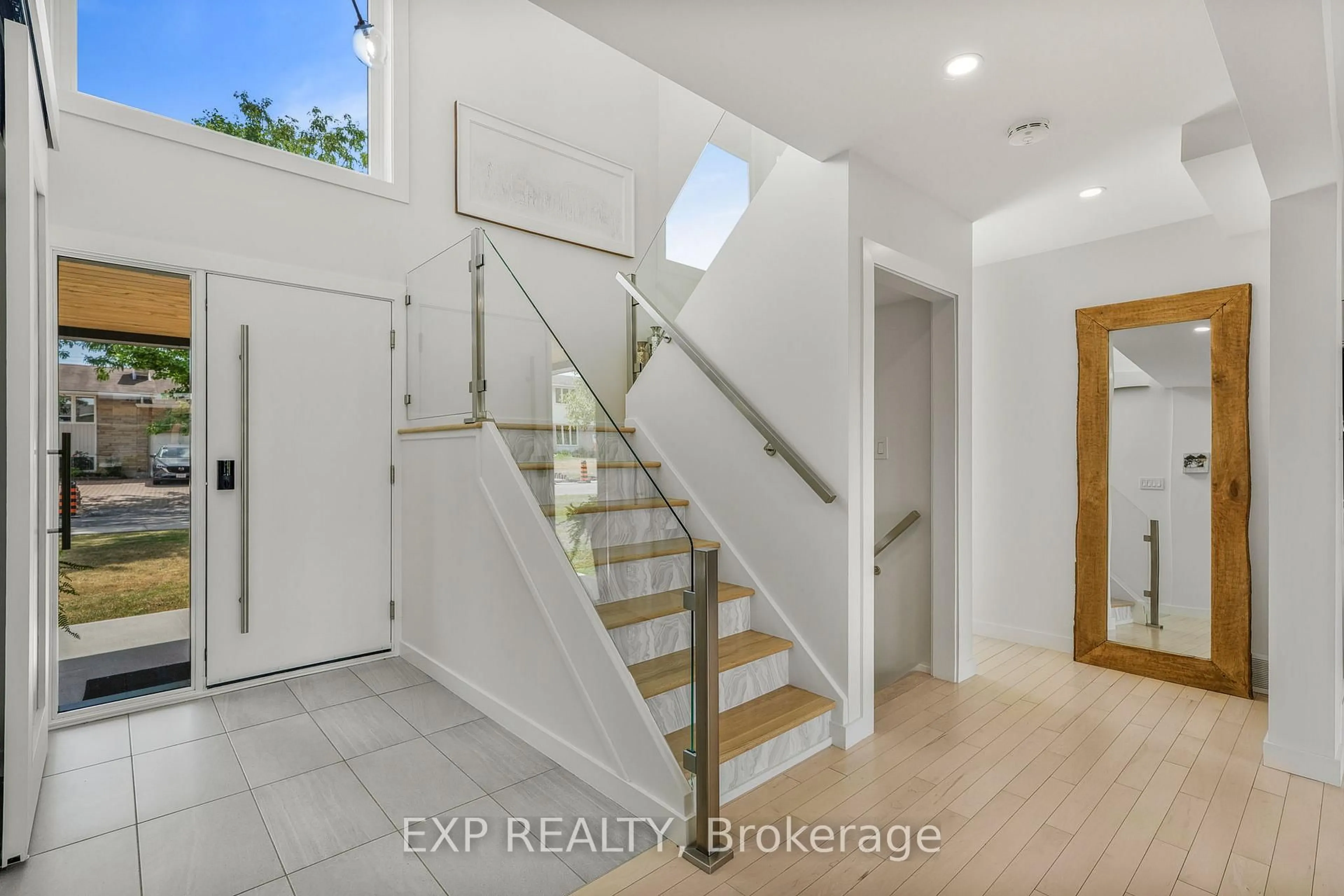 Indoor entryway for 1987 Bel-Air Dr, Ottawa Ontario K2C 0X1