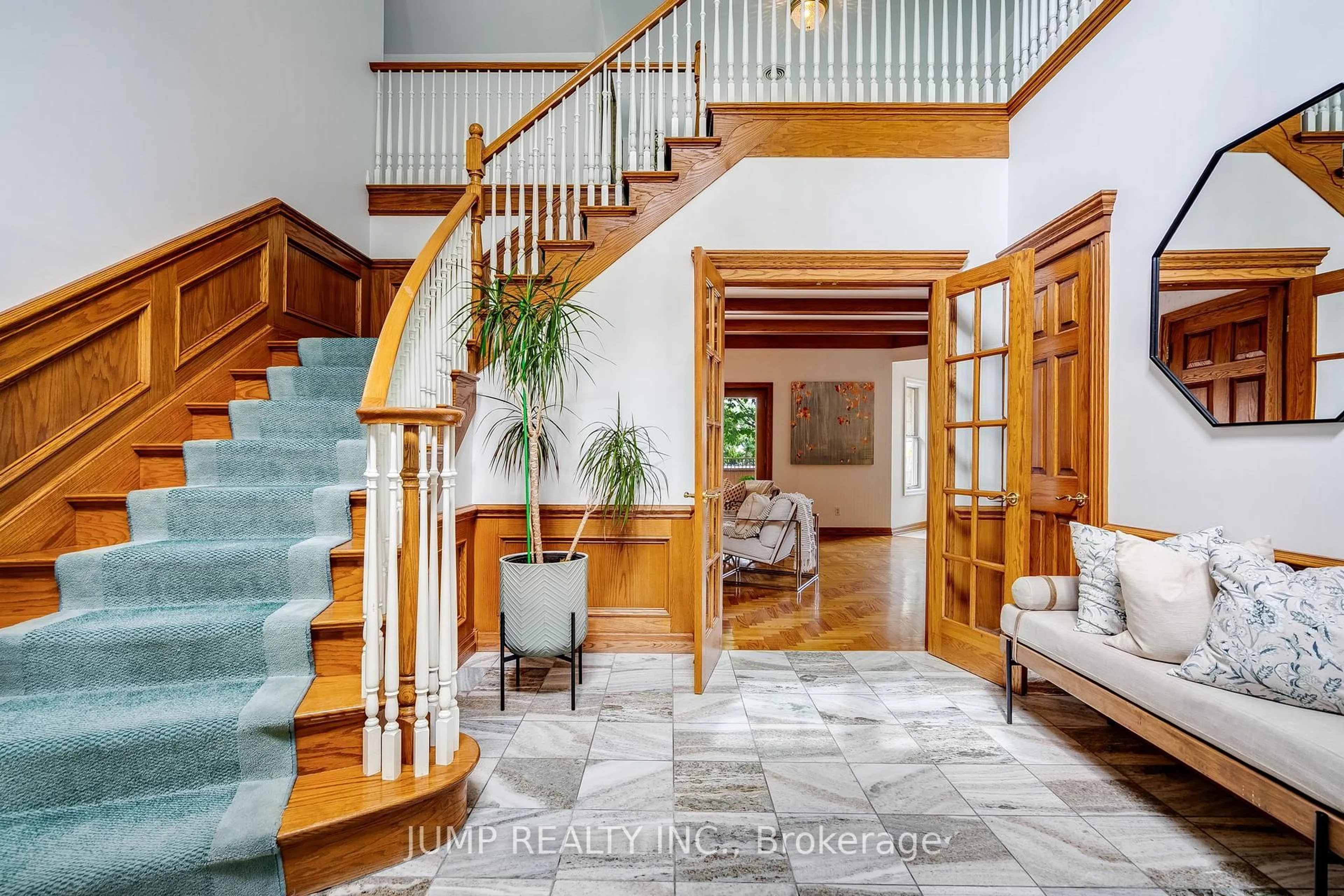 Indoor foyer for 323 Talbot St, Essex Ontario N8M 1C2