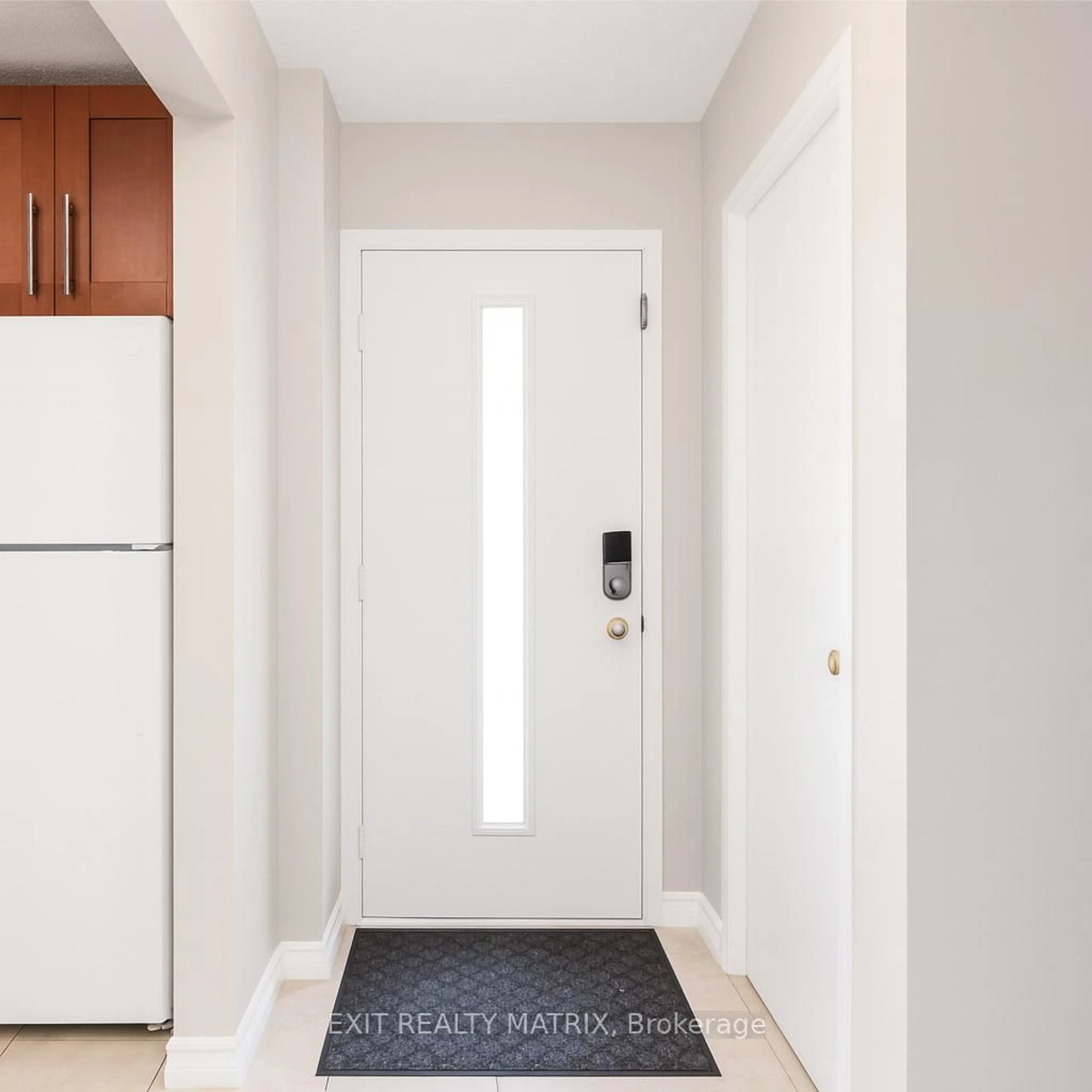 Indoor entryway for 23 Pickford Dr, Kanata Ontario K2L 2C1