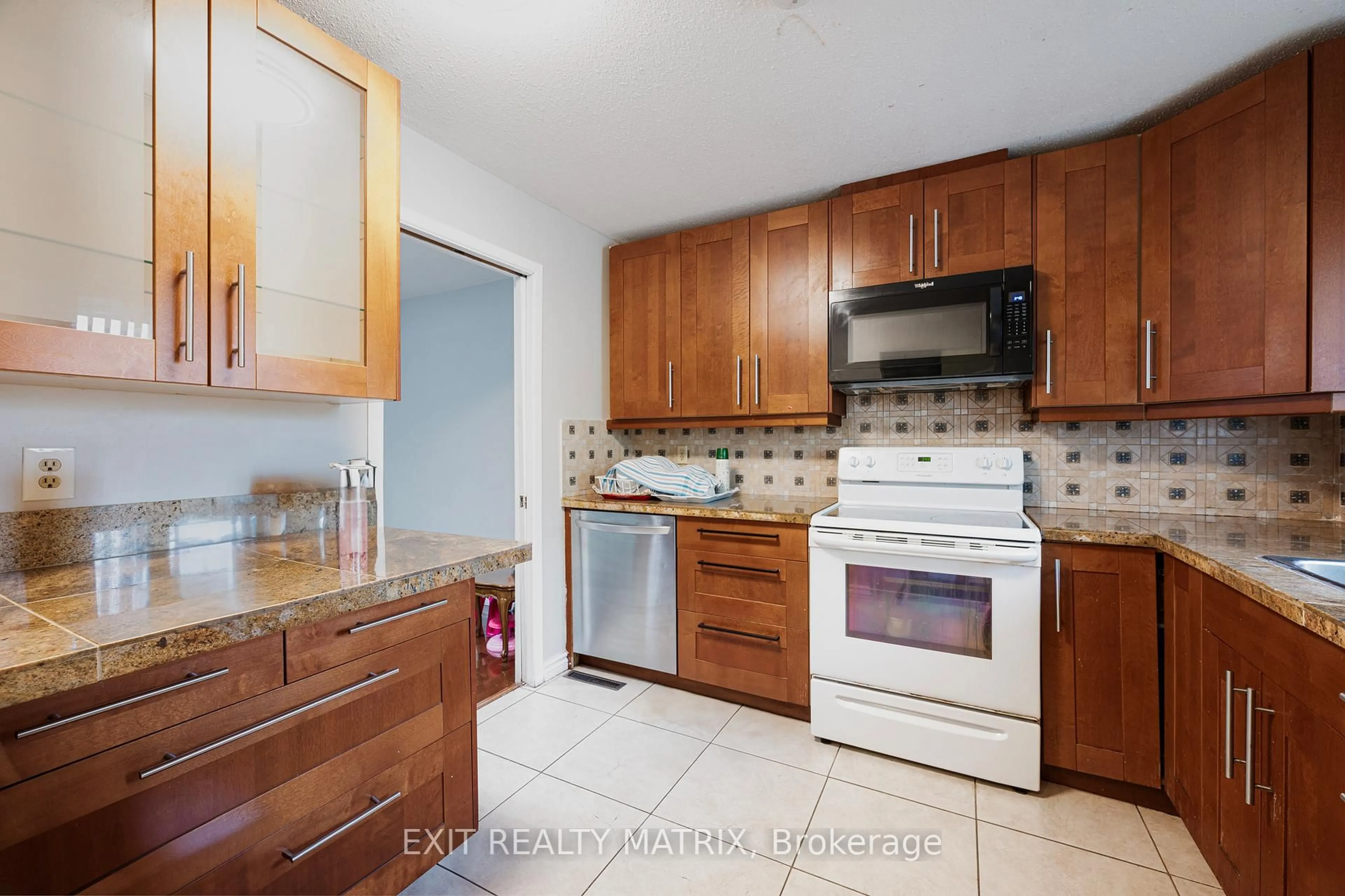 Standard kitchen, unknown for 23 Pickford Dr, Kanata Ontario K2L 2C1
