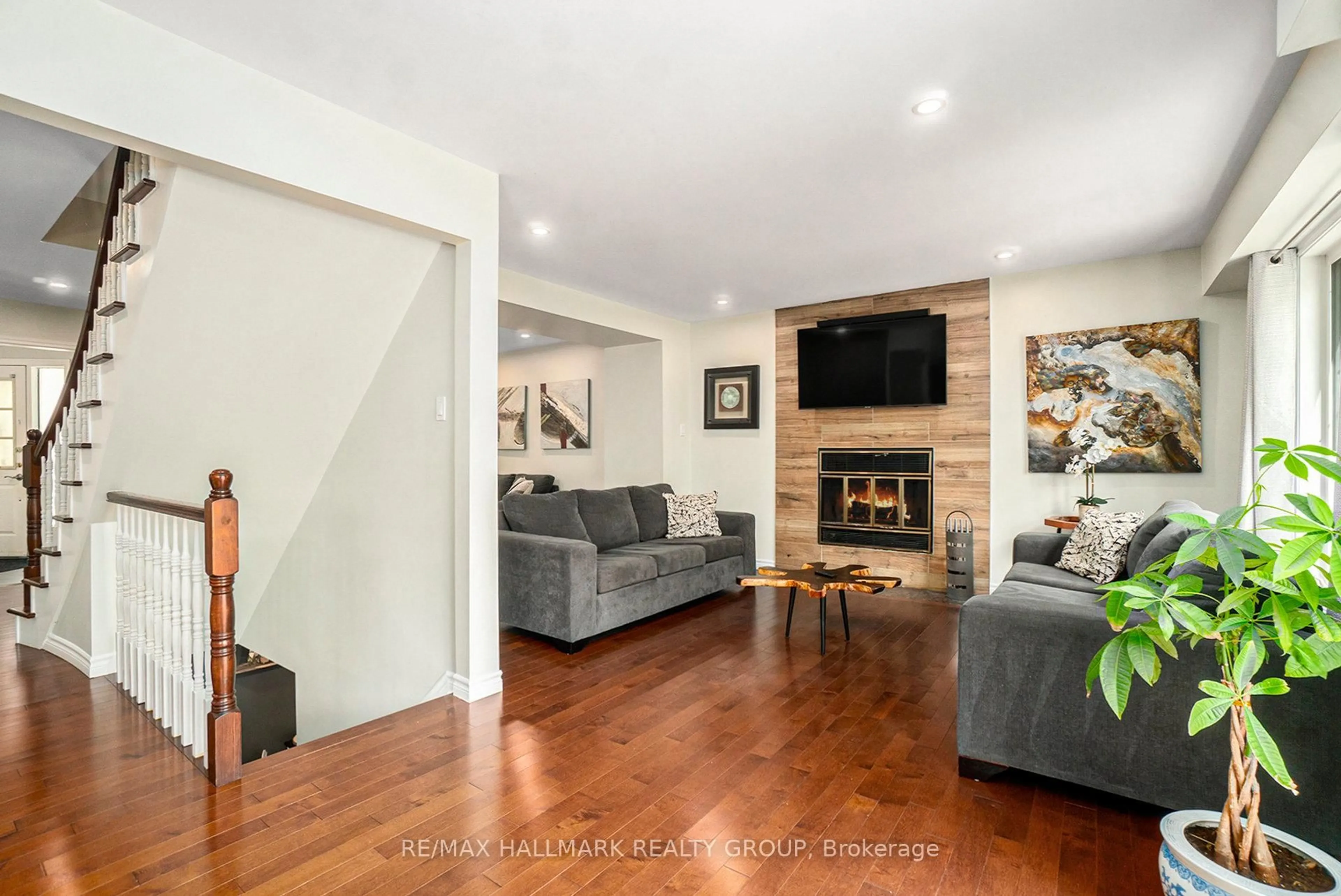 Living room with furniture, wood/laminate floor for 11 Ellisson Way, Ottawa Ontario K1G 4N9
