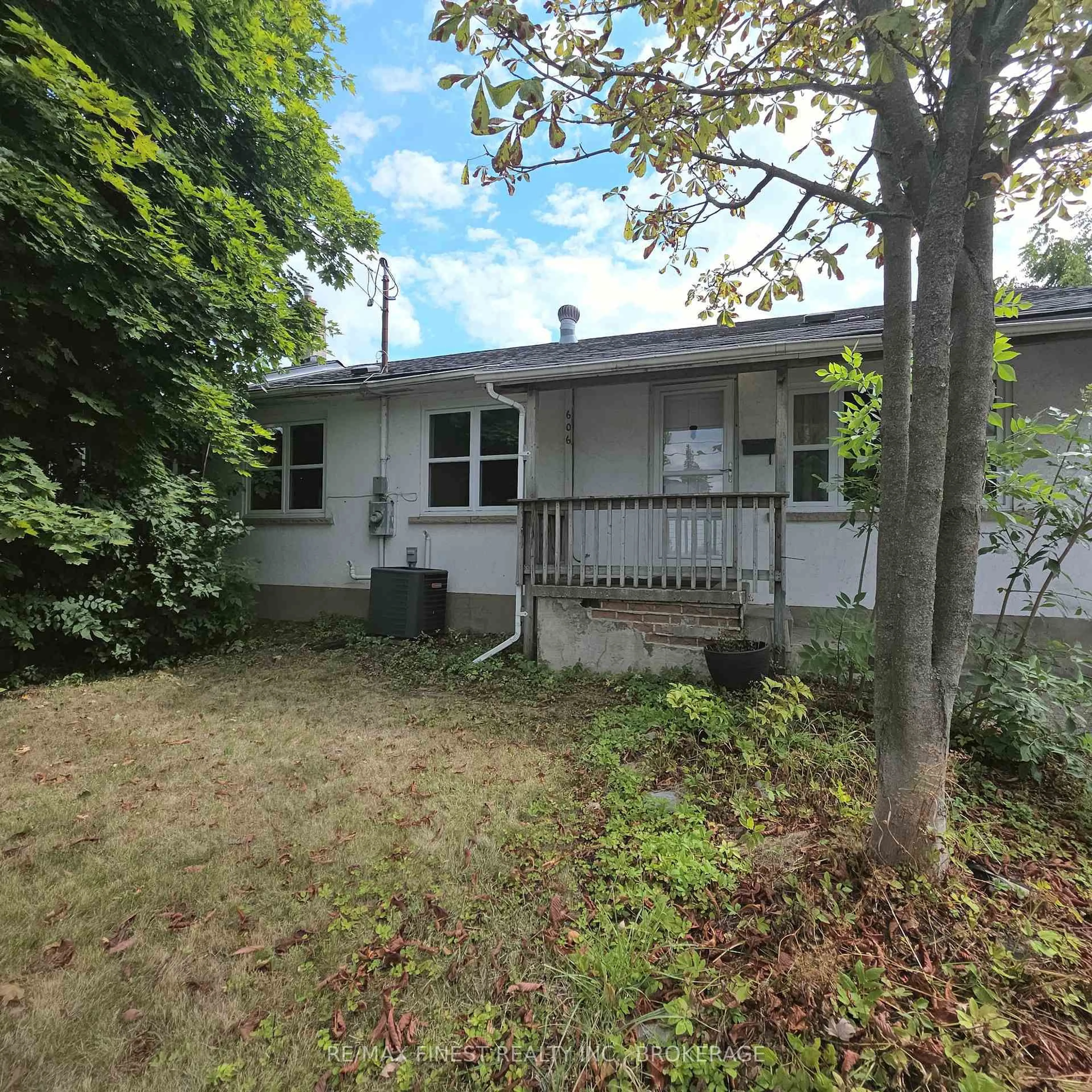 Home with vinyl exterior material, street for 606 Brock St, Kingston Ontario K7L 1V5
