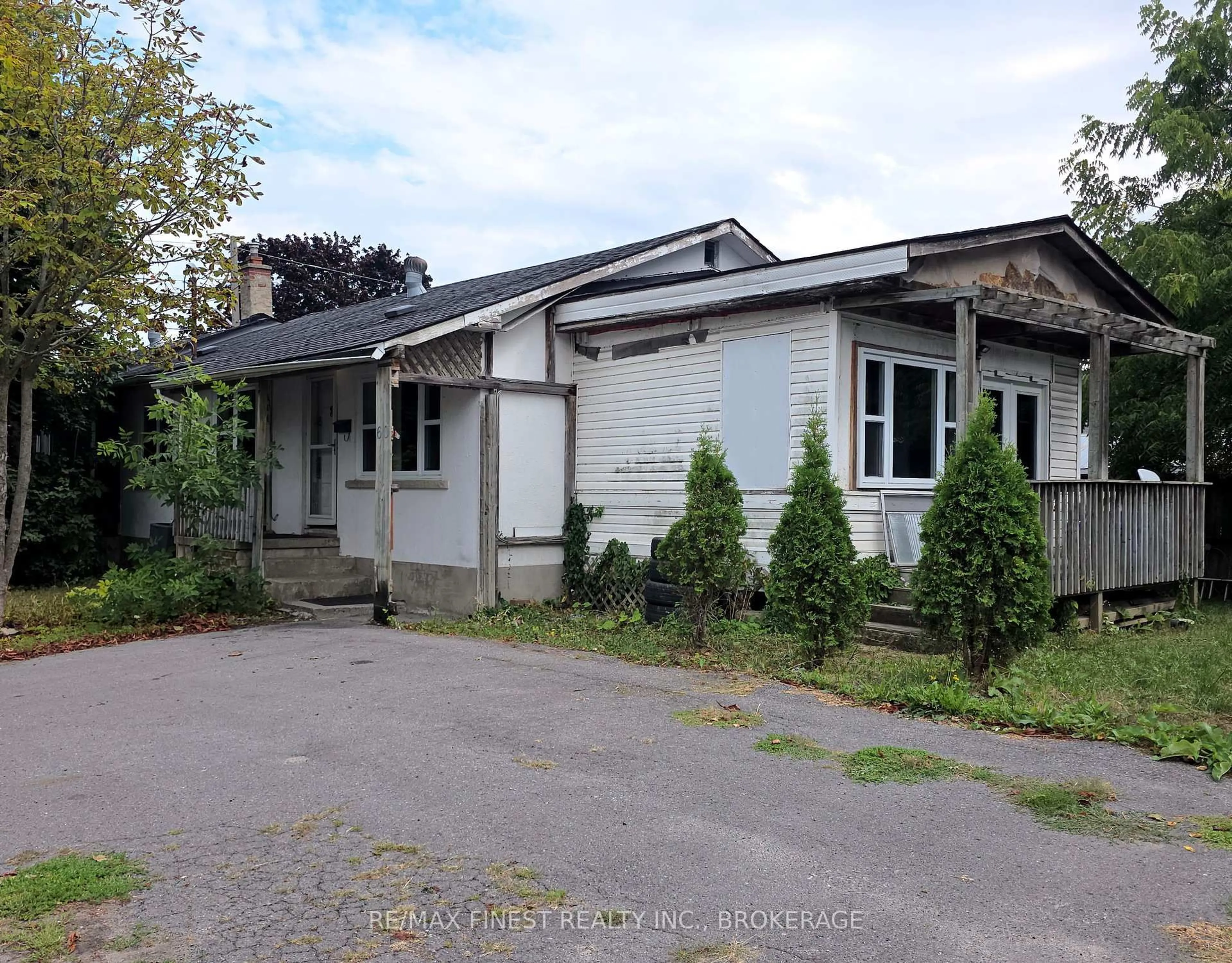 A pic from outside/outdoor area/front of a property/back of a property/a pic from drone, building for 606 Brock St, Kingston Ontario K7L 1V5