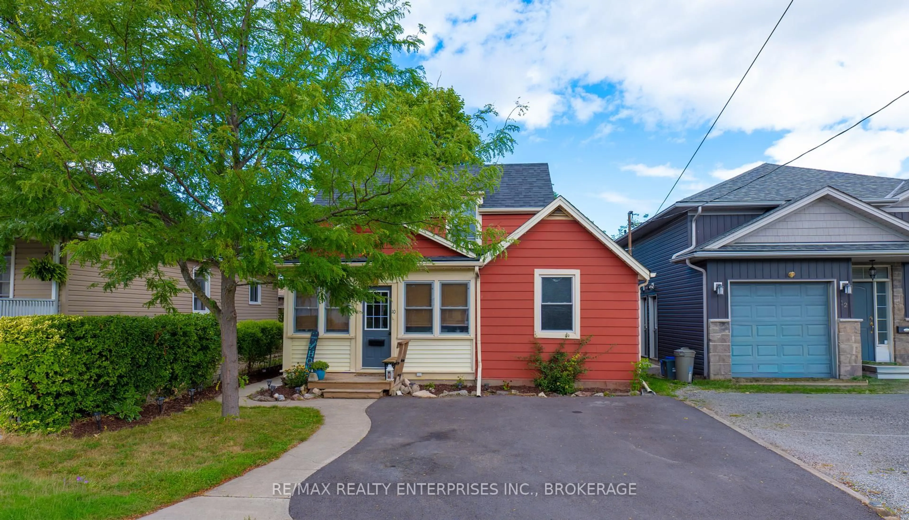 Home with vinyl exterior material, street for 10 Antwerp St, St. Catharines Ontario L2S 1J8