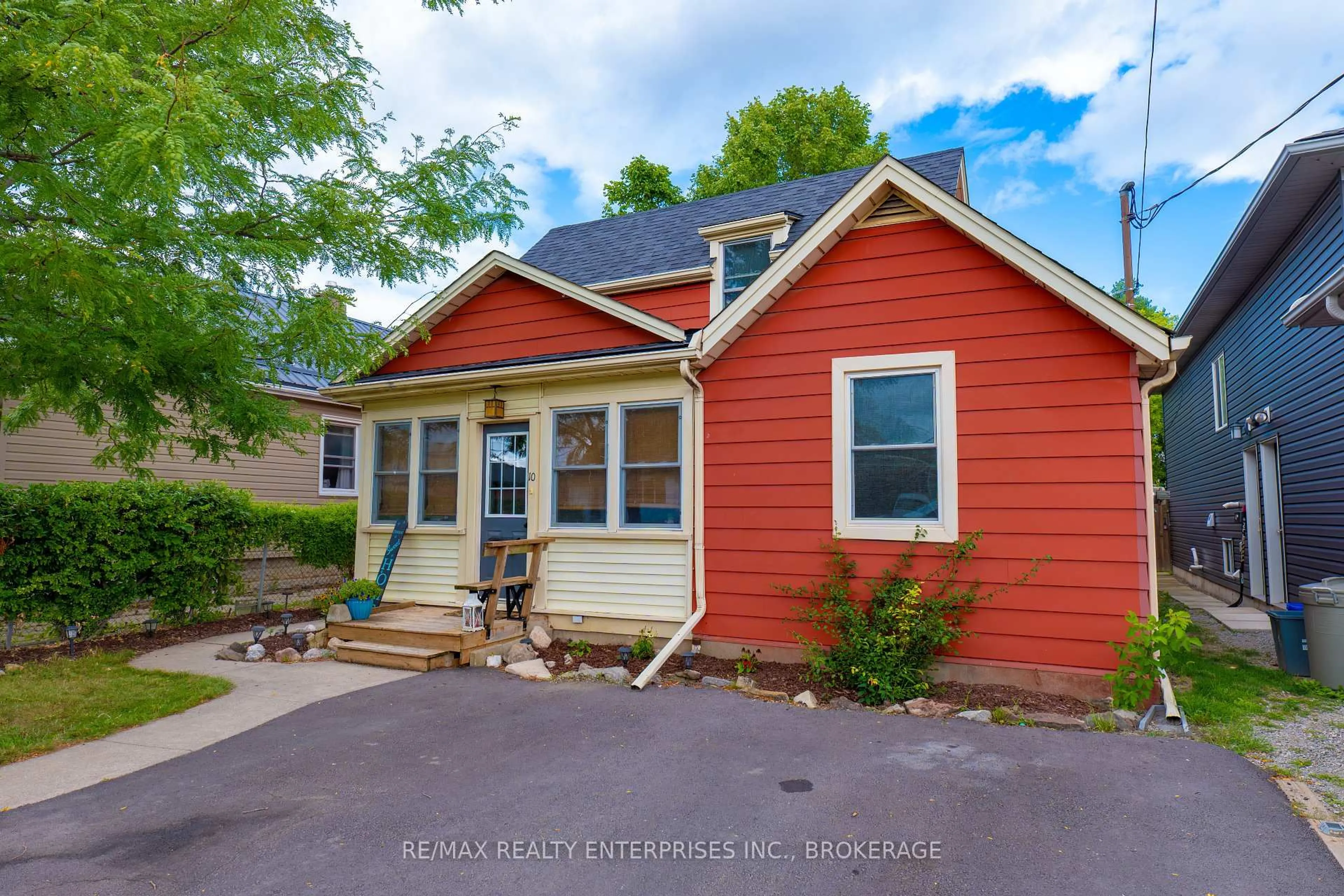 Home with vinyl exterior material, street for 10 Antwerp St, St. Catharines Ontario L2S 1J8