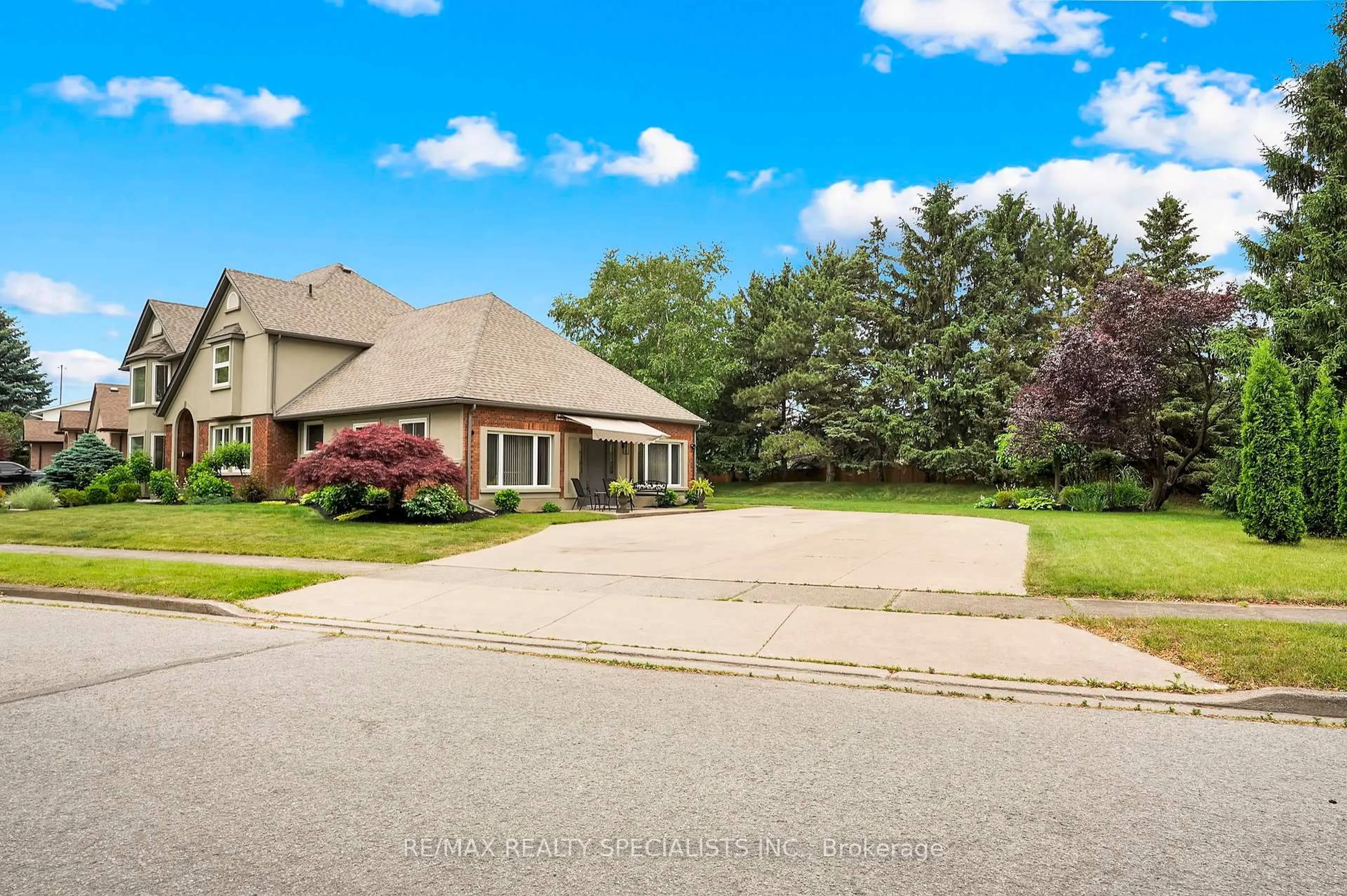 A pic from outside/outdoor area/front of a property/back of a property/a pic from drone, street for 7103 BURBANK Cres, Niagara Falls Ontario L2J 4E7