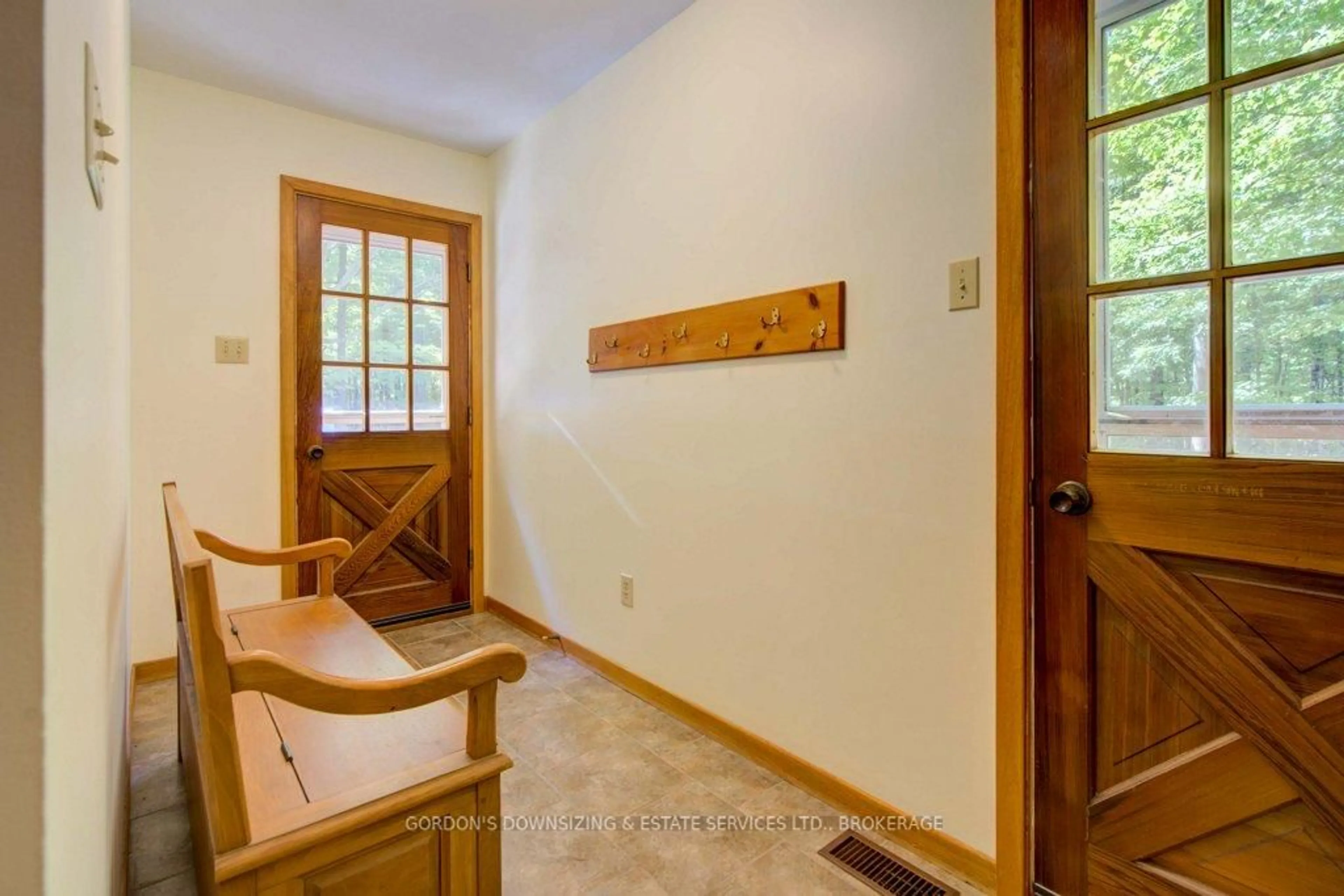 Indoor entryway for 1600 Grousewood Lane, Kingston Ontario K7L 5H6