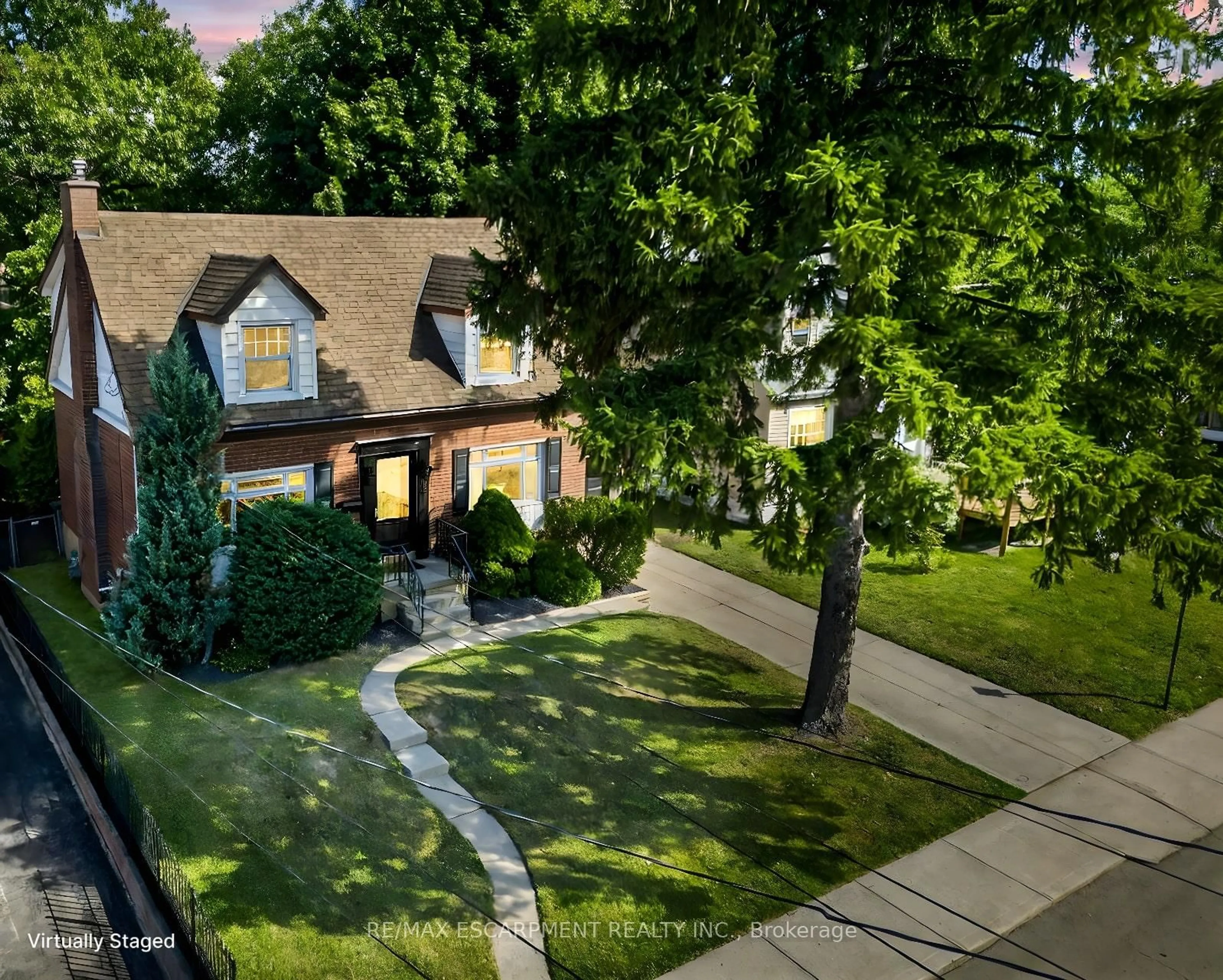A pic from outside/outdoor area/front of a property/back of a property/a pic from drone, street for 131 ROSEDALE Ave, Hamilton Ontario L8K 4N3