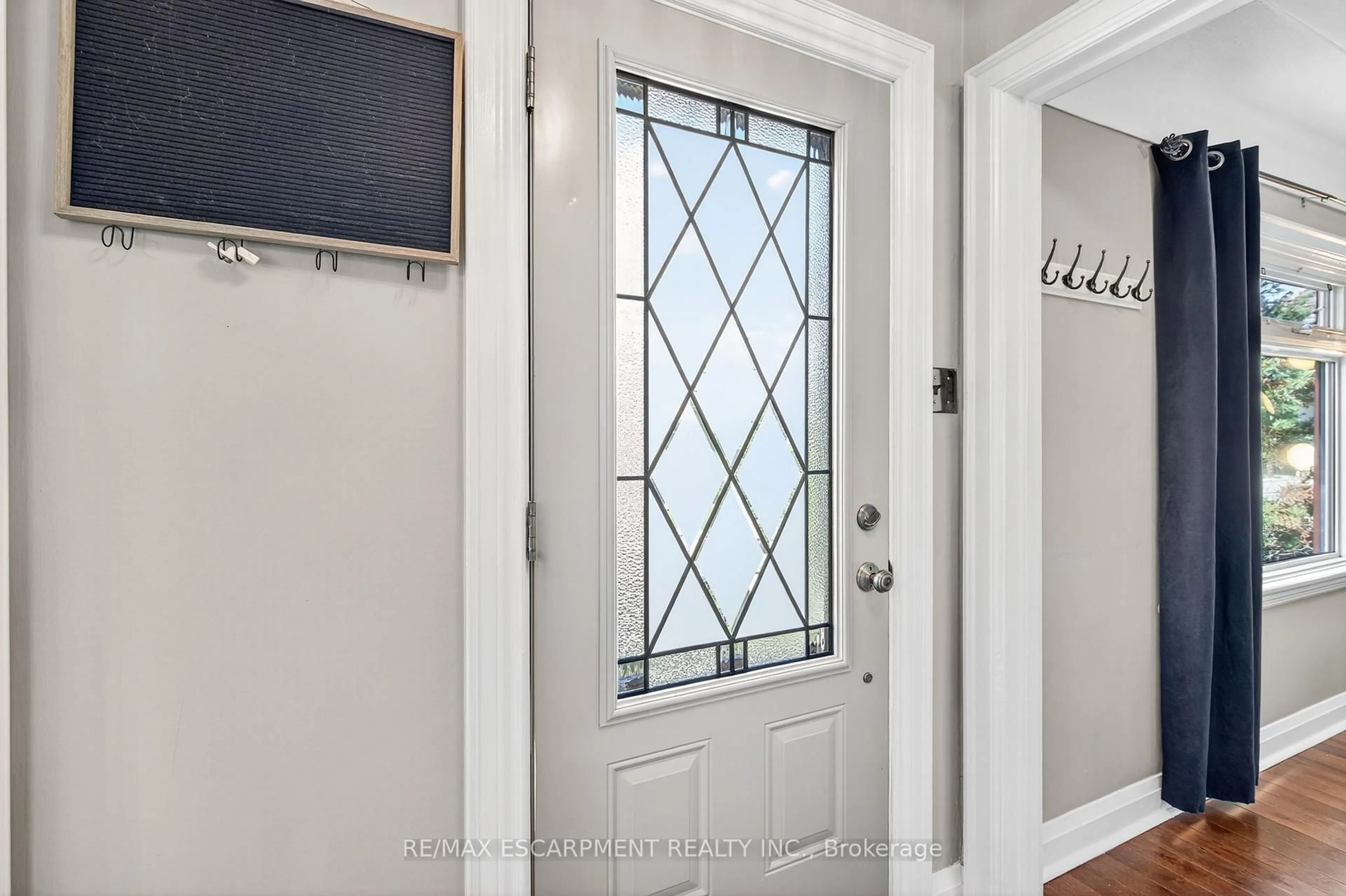 Indoor entryway for 131 ROSEDALE Ave, Hamilton Ontario L8K 4N3