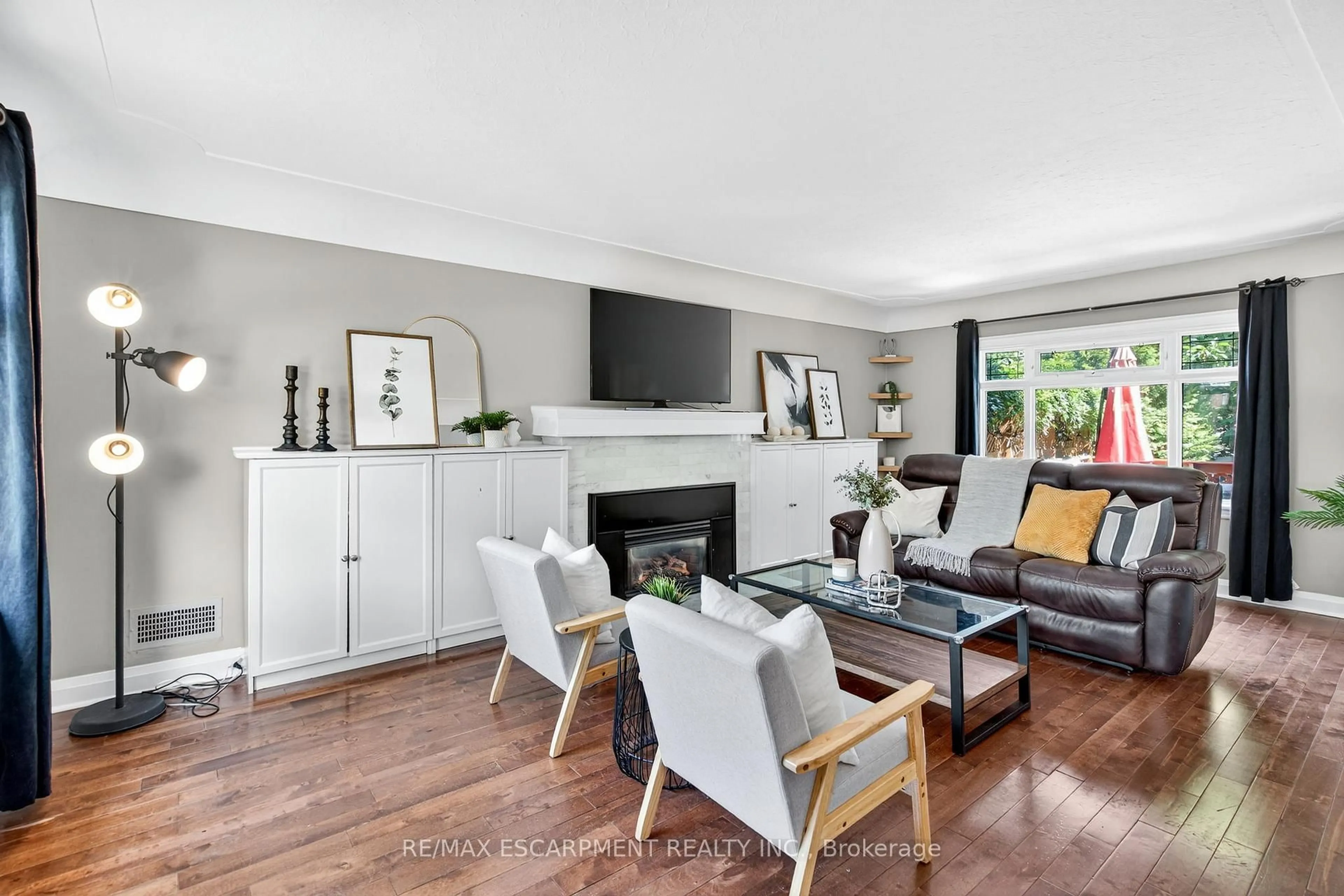 Living room with furniture, wood/laminate floor for 131 ROSEDALE Ave, Hamilton Ontario L8K 4N3