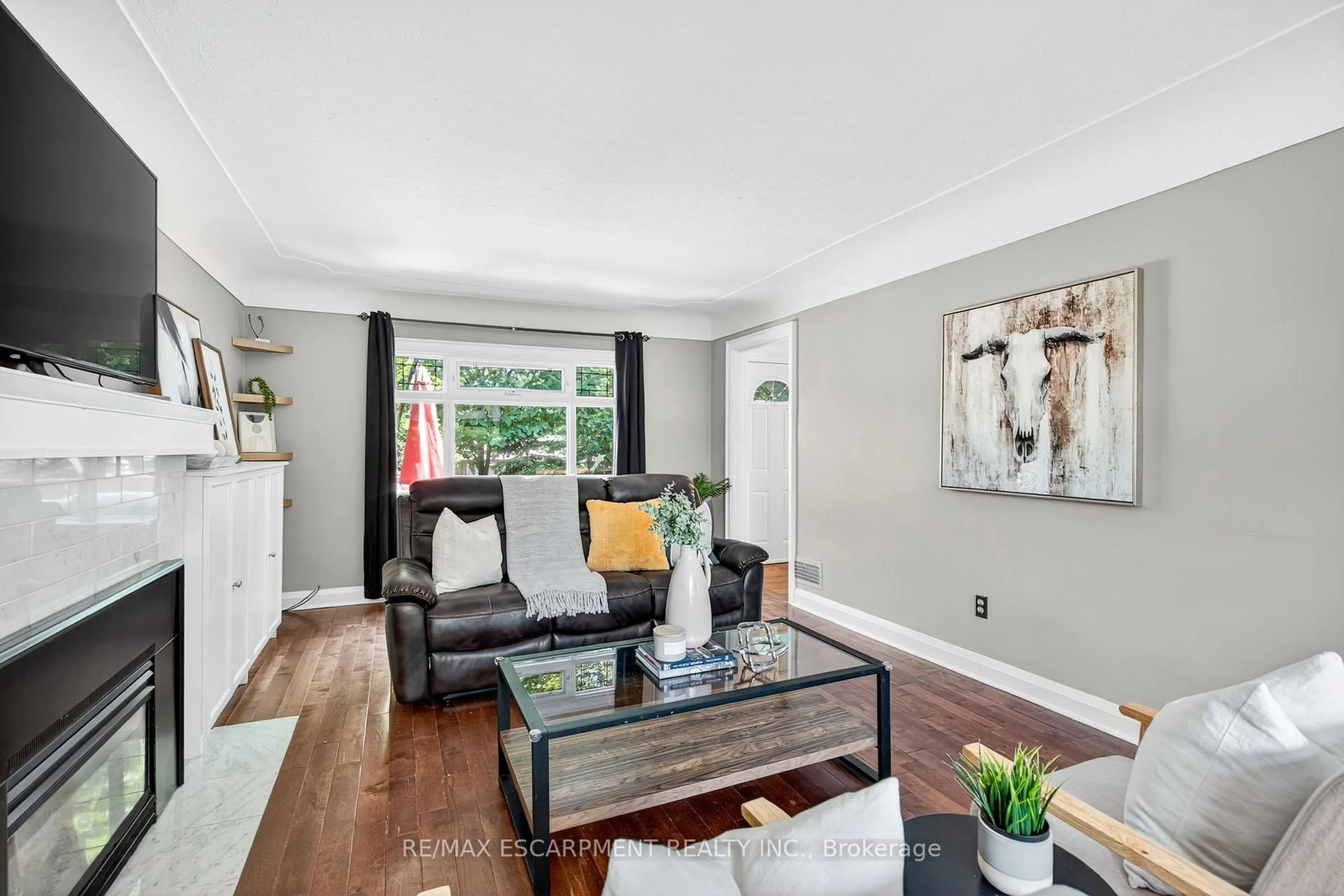 Living room with furniture, unknown for 131 ROSEDALE Ave, Hamilton Ontario L8K 4N3