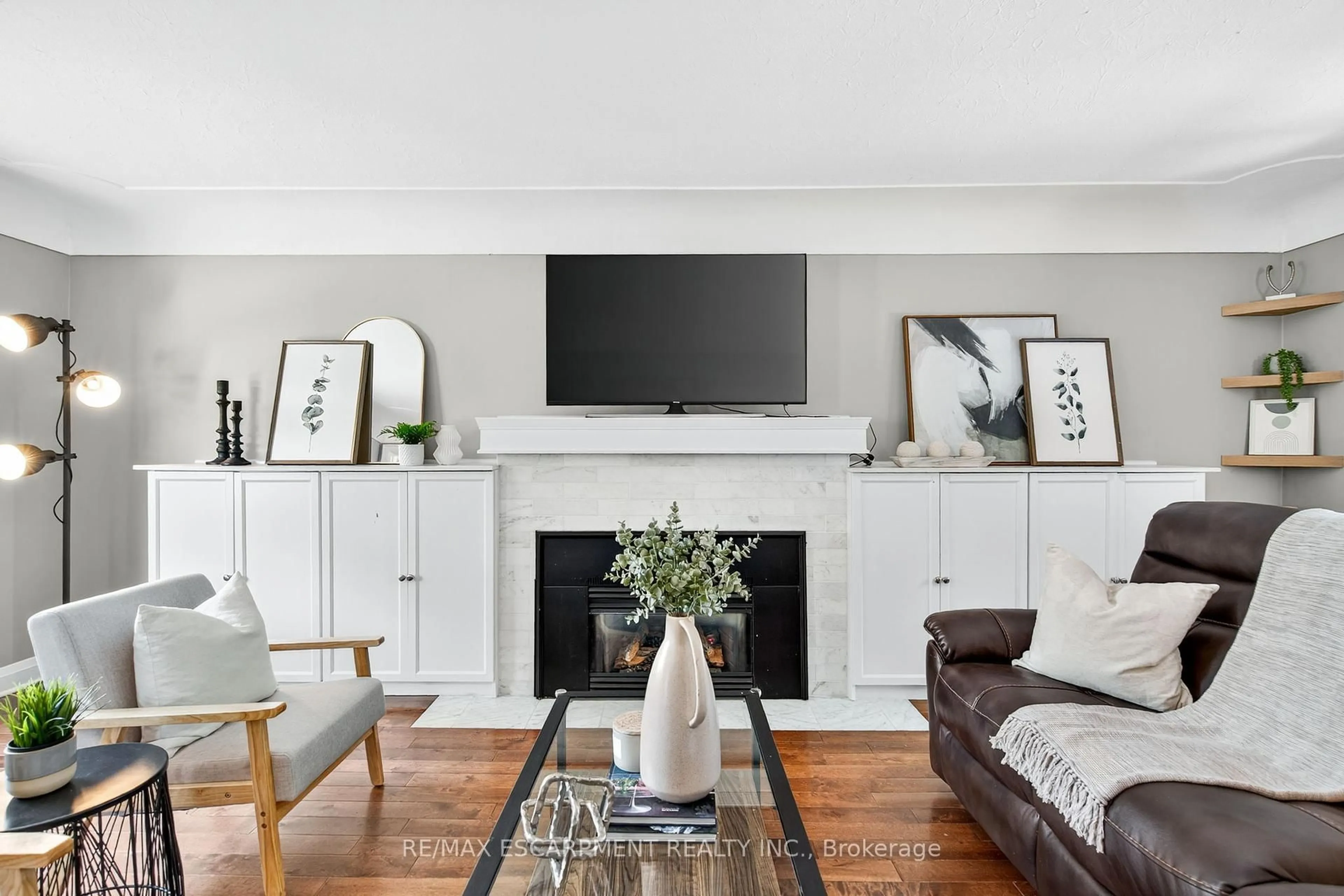Living room with furniture, wood/laminate floor for 131 ROSEDALE Ave, Hamilton Ontario L8K 4N3