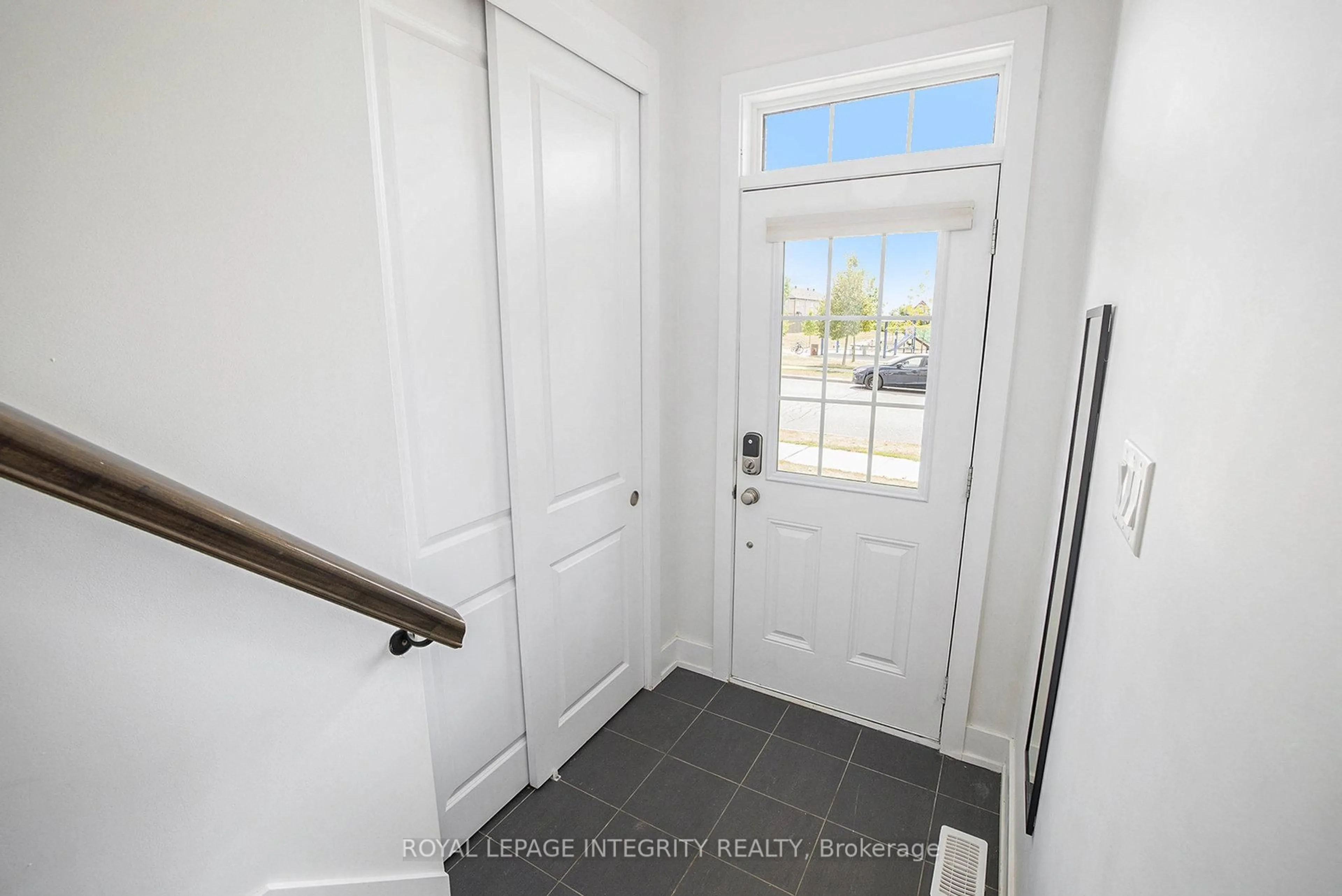 Indoor entryway for 285 Meadowbreeze Dr, Ottawa Ontario K2M 3A6