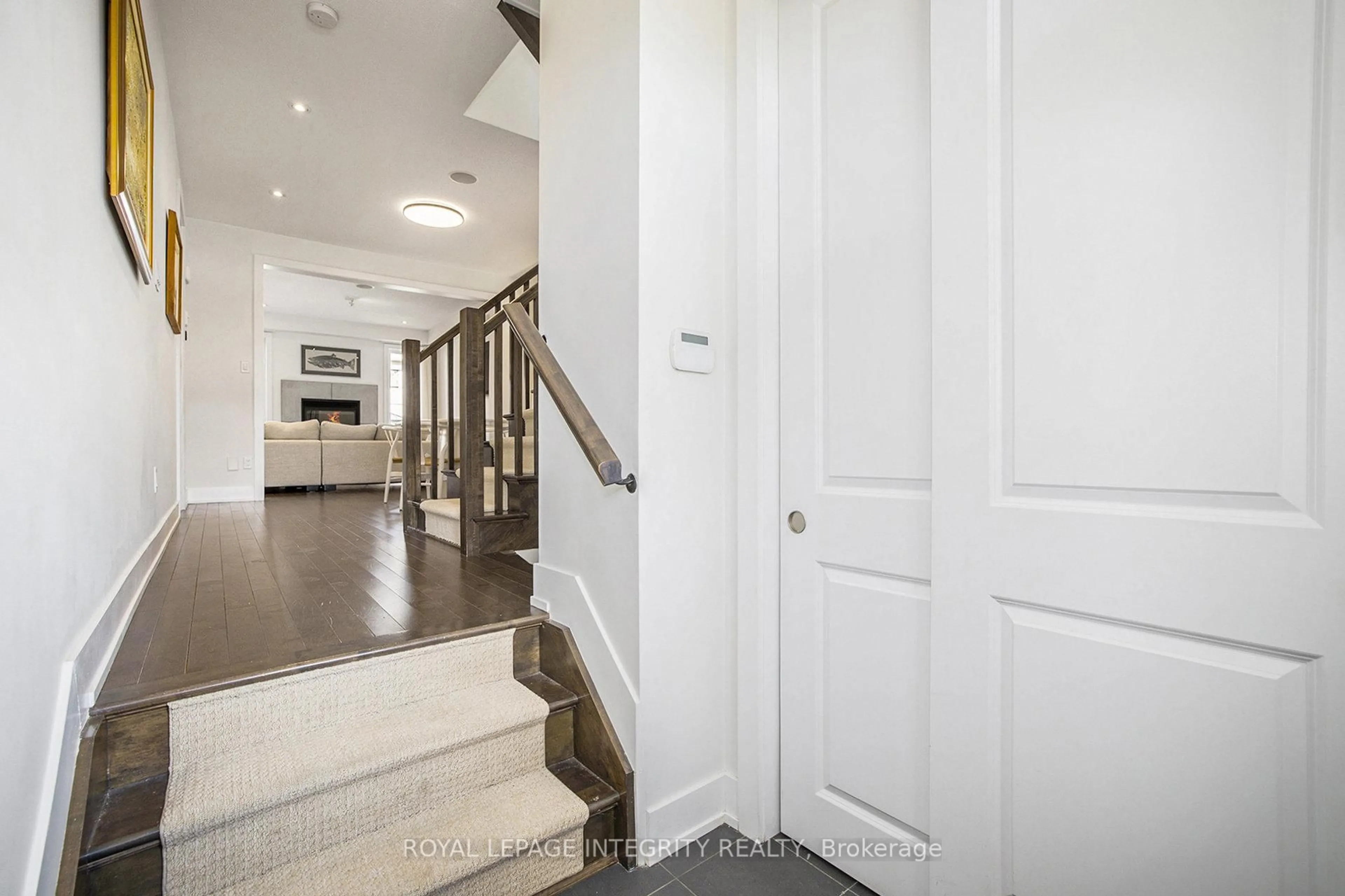 Indoor foyer for 285 Meadowbreeze Dr, Ottawa Ontario K2M 3A6