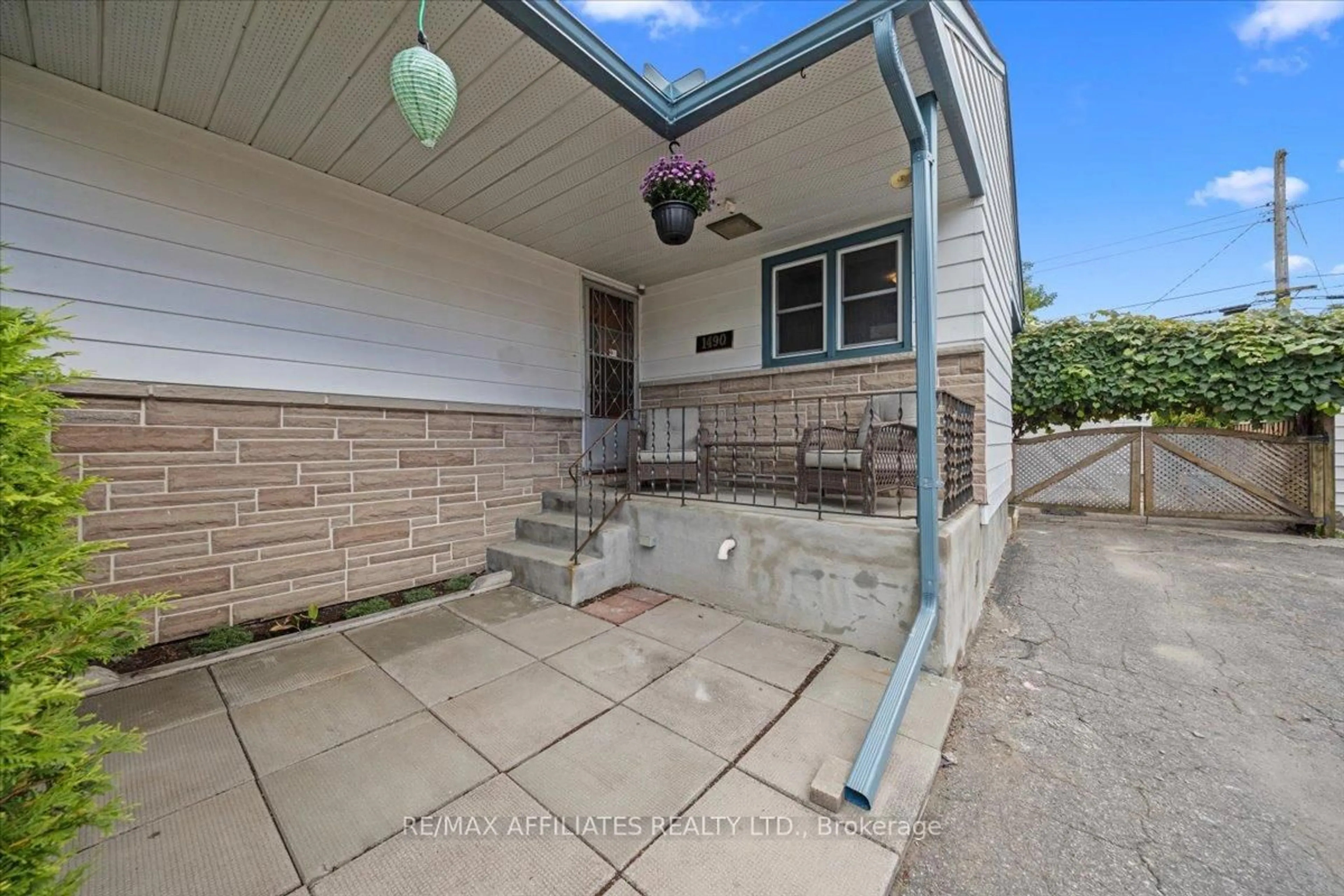 Patio, street for 1490 Laperriere Ave, Ottawa Ontario K1Z 7S9