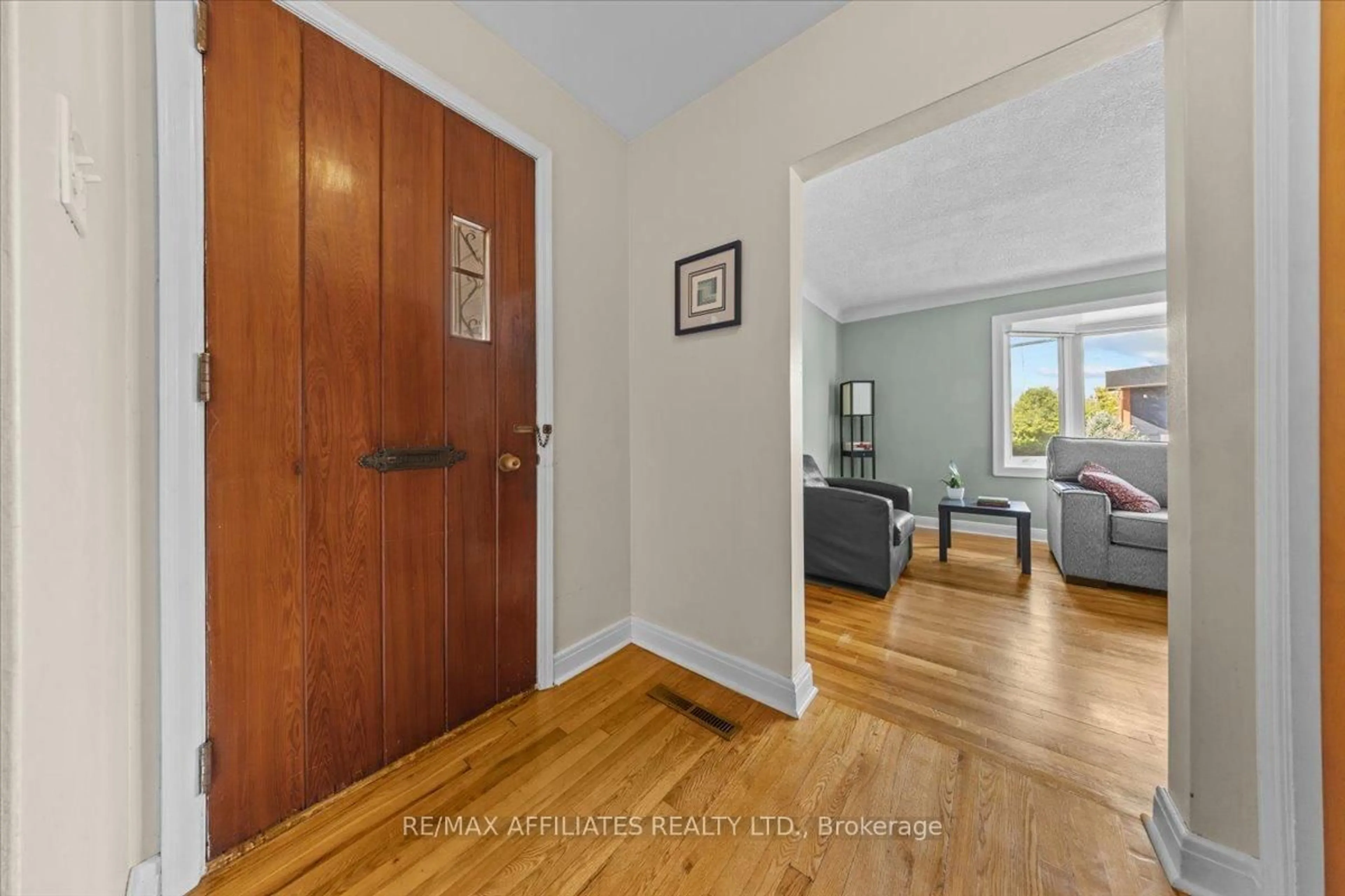 Indoor entryway for 1490 Laperriere Ave, Ottawa Ontario K1Z 7S9