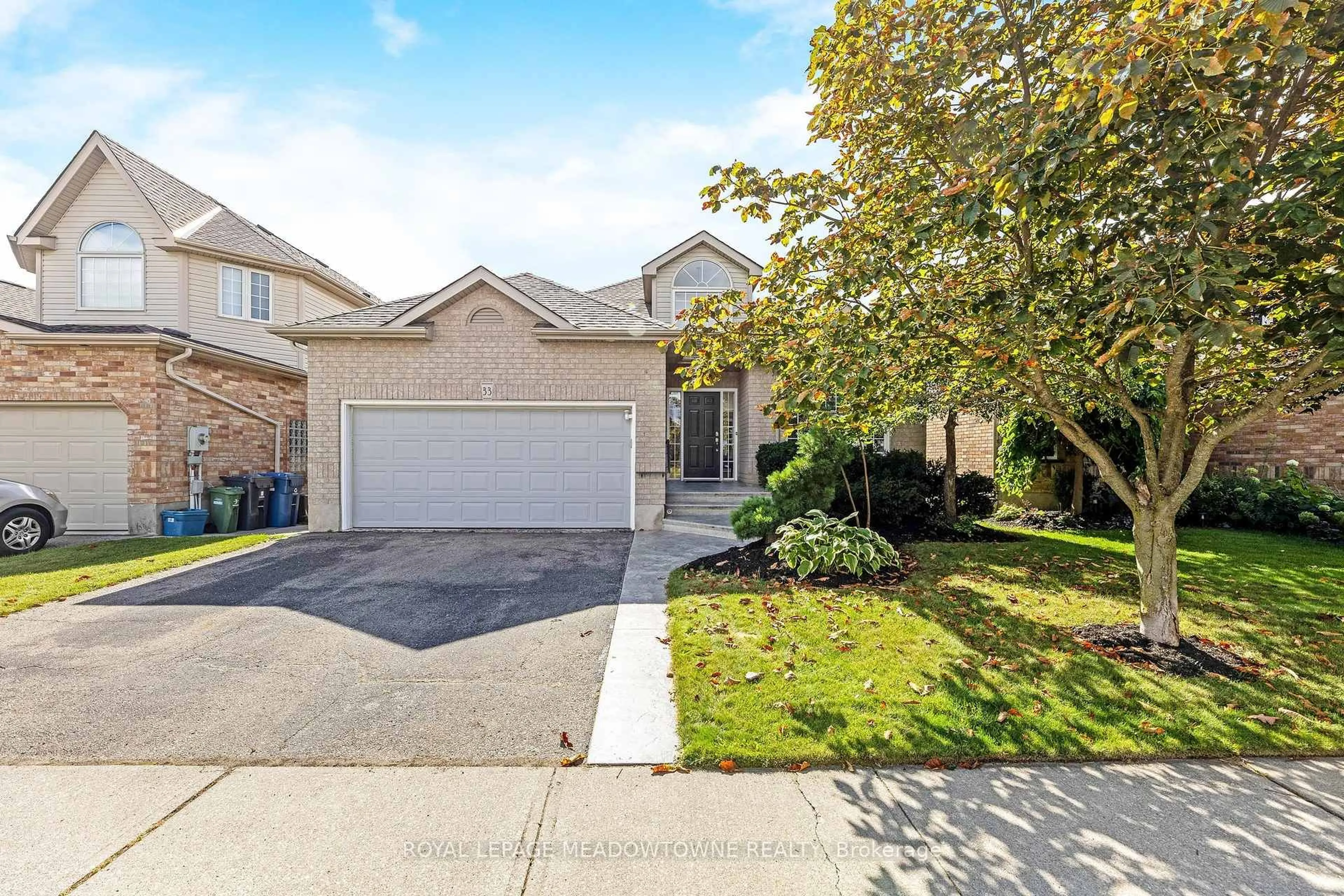 A pic from outside/outdoor area/front of a property/back of a property/a pic from drone, street for 33 Grey Oak Dr, Guelph Ontario N1L 1P3