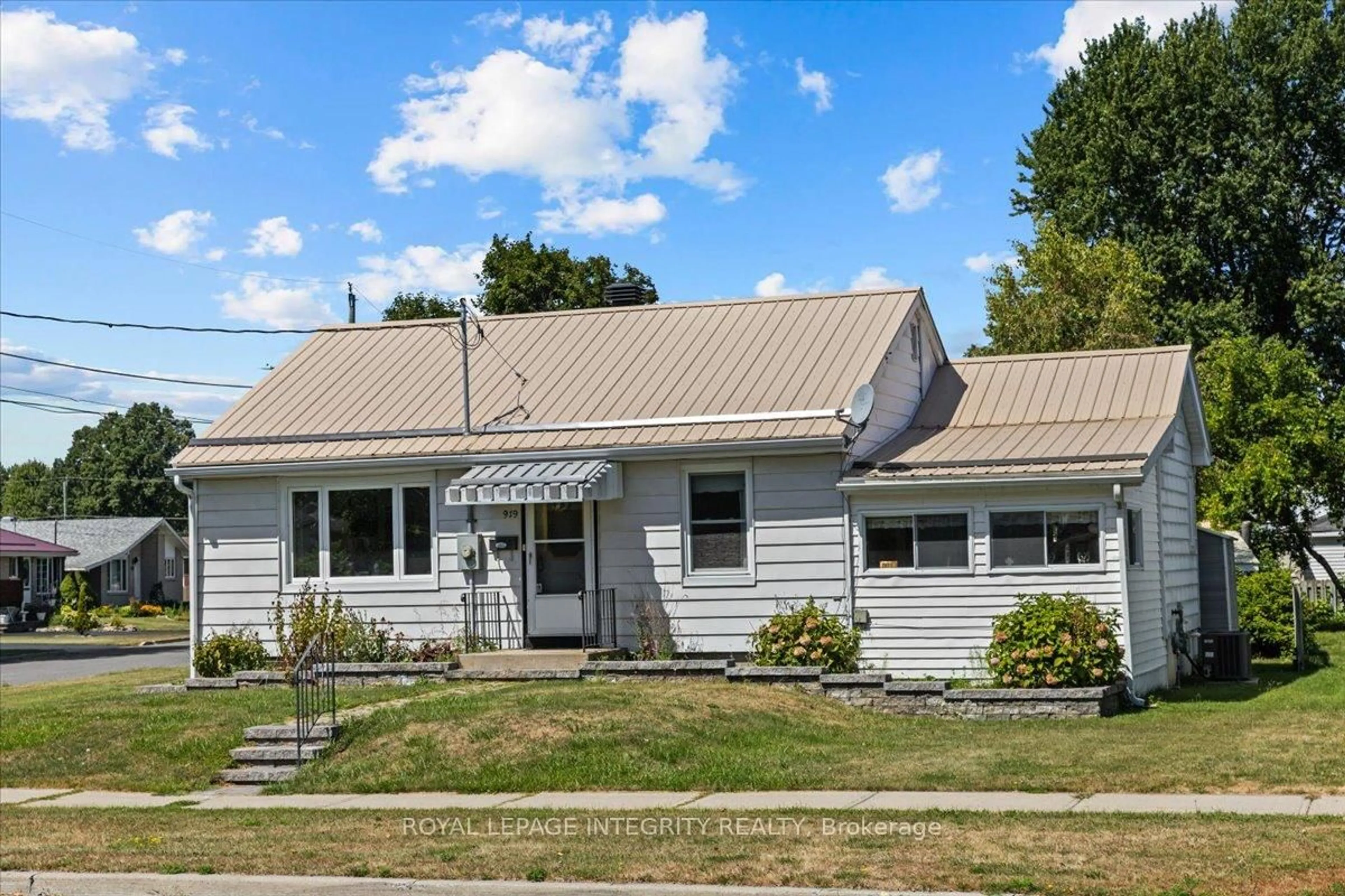 Home with vinyl exterior material, street for 919 Leonard Ave, Cornwall Ontario K6J 1L8