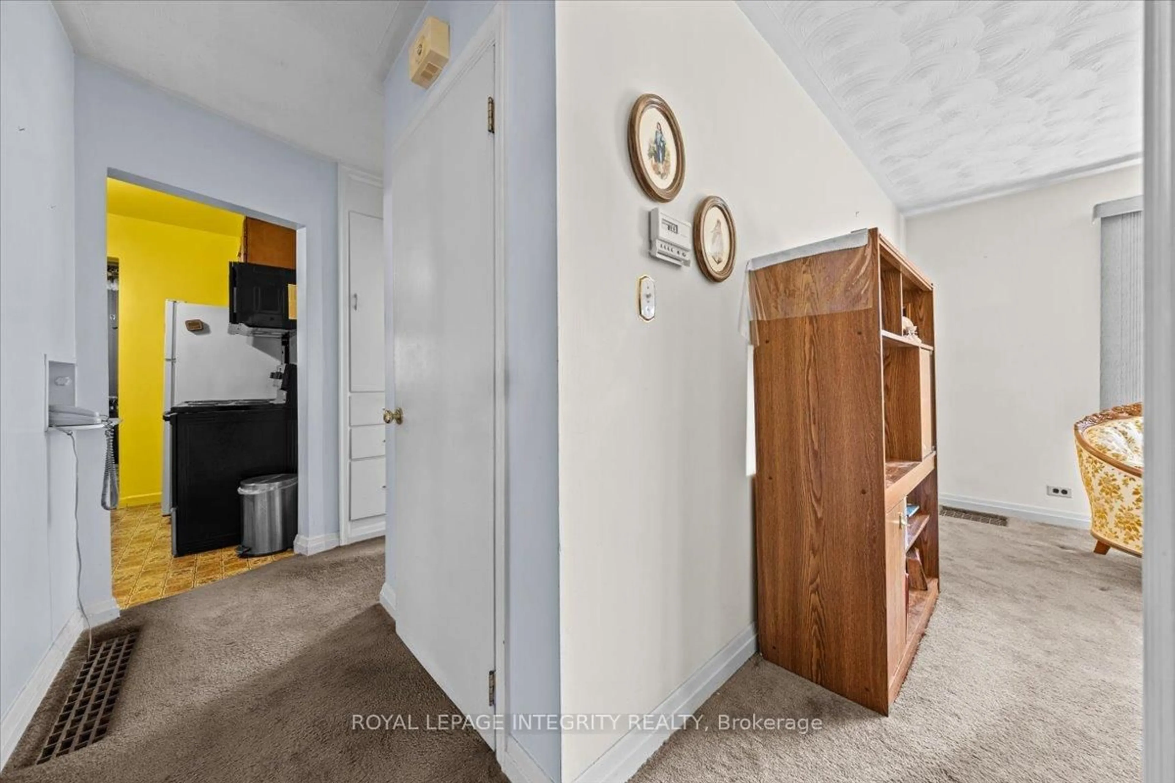 Indoor entryway for 919 Leonard Ave, Cornwall Ontario K6J 1L8