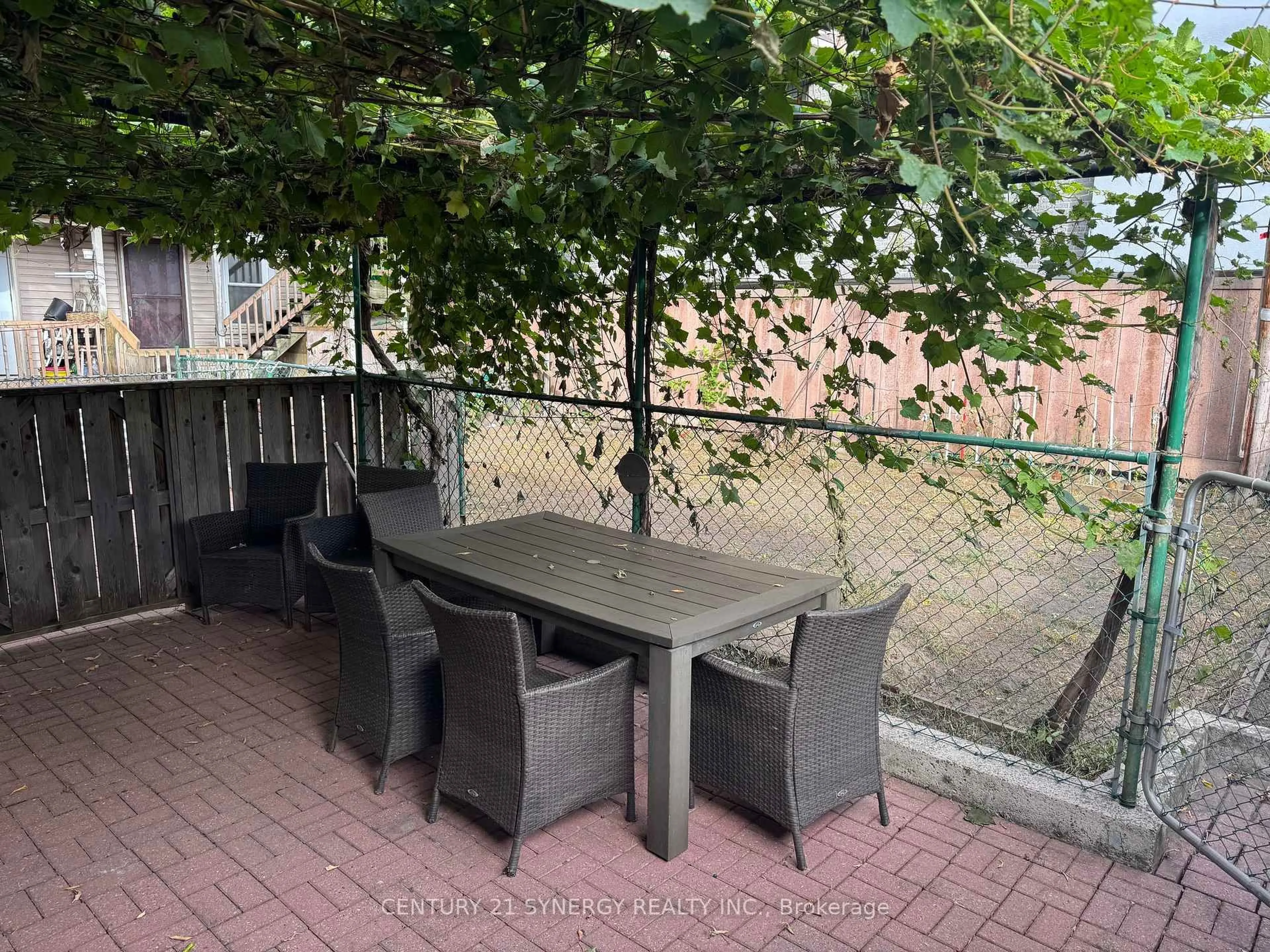 Patio, street for 299 Arlington Ave, Ottawa Ontario K1R 5T1