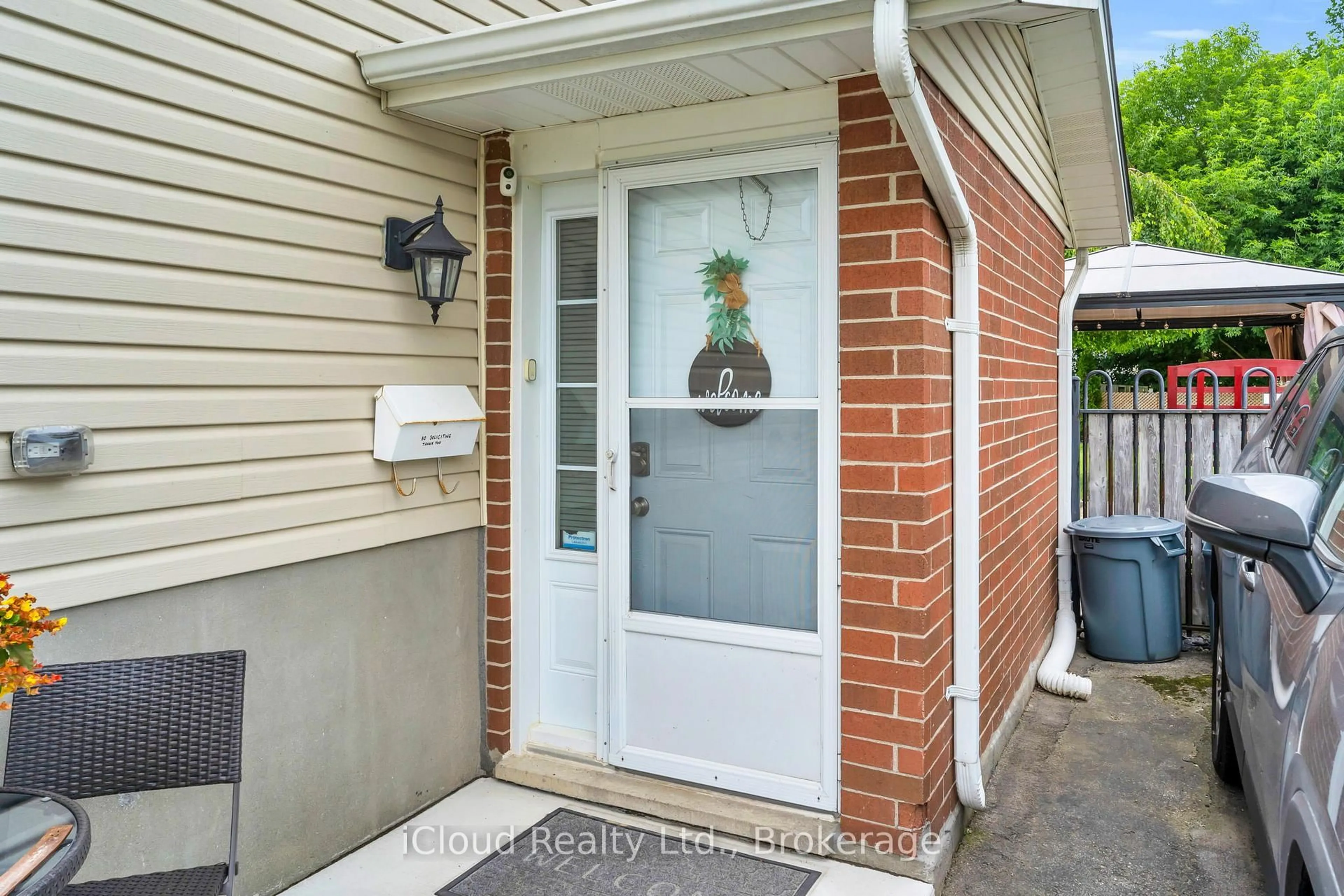 Indoor entryway for 76 Keats Dr, Woodstock Ontario N4S 8B8