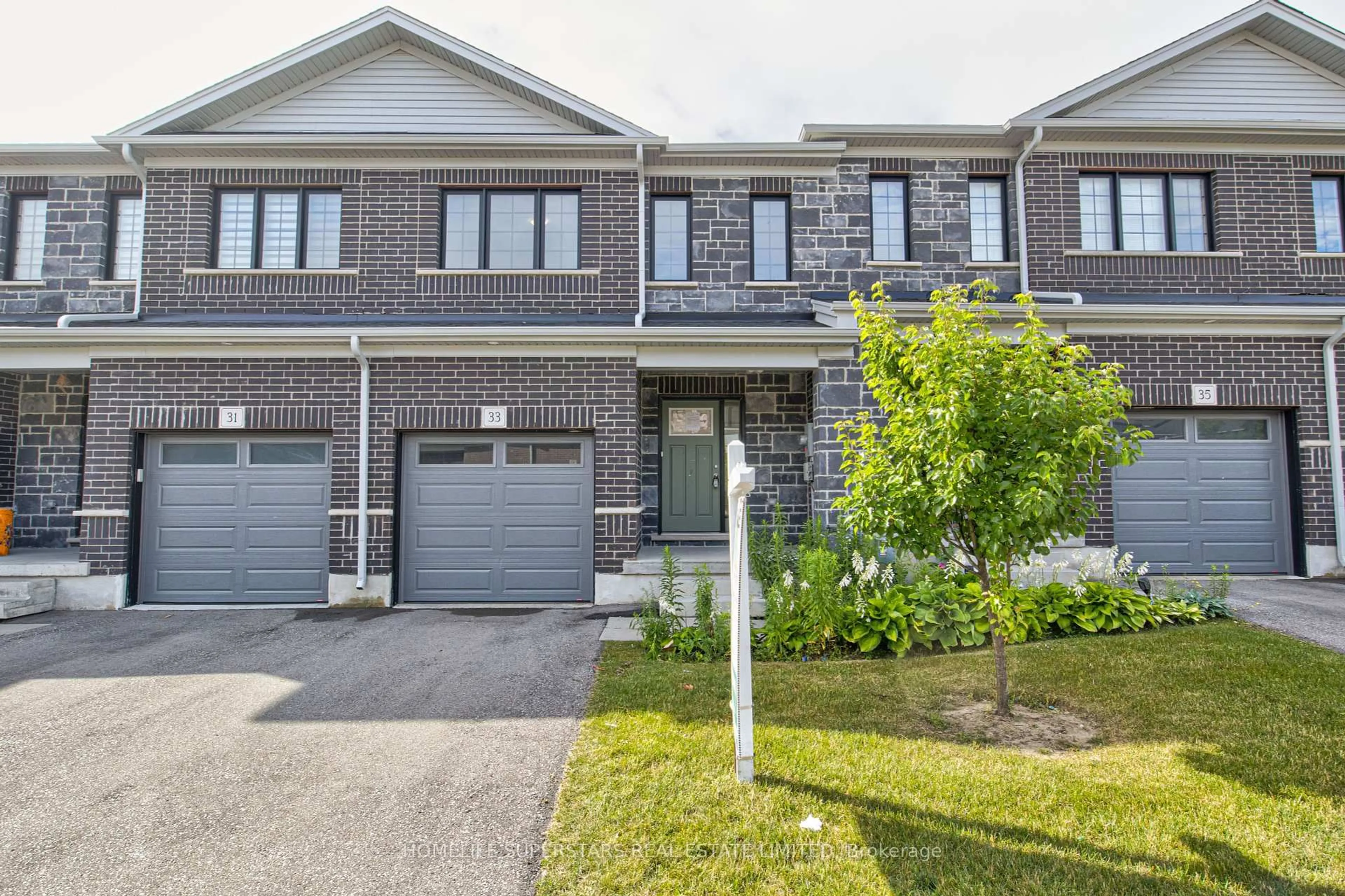 Home with brick exterior material, street for 33 Woodedge Circ, Kitchener Ontario N2R 0M8