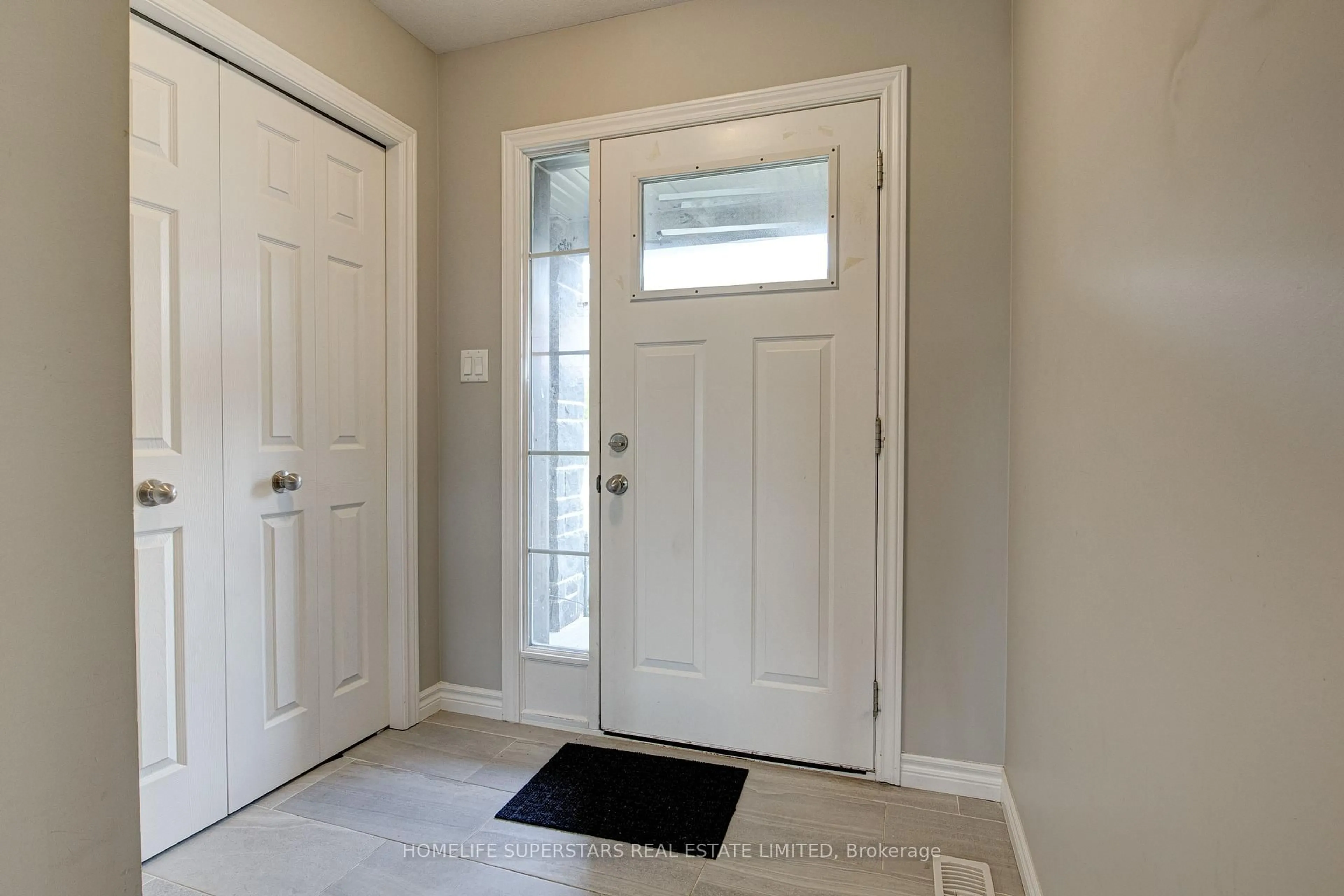 Indoor entryway for 33 Woodedge Circ, Kitchener Ontario N2R 0M8