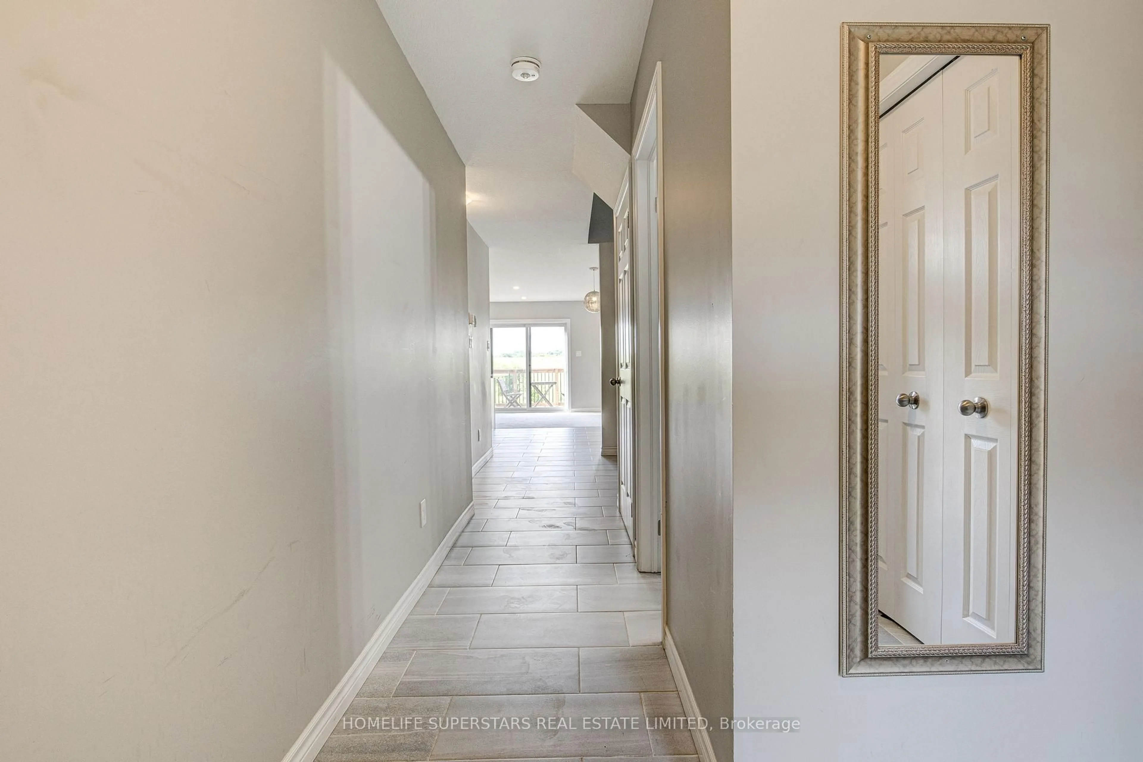 Indoor entryway for 33 Woodedge Circ, Kitchener Ontario N2R 0M8