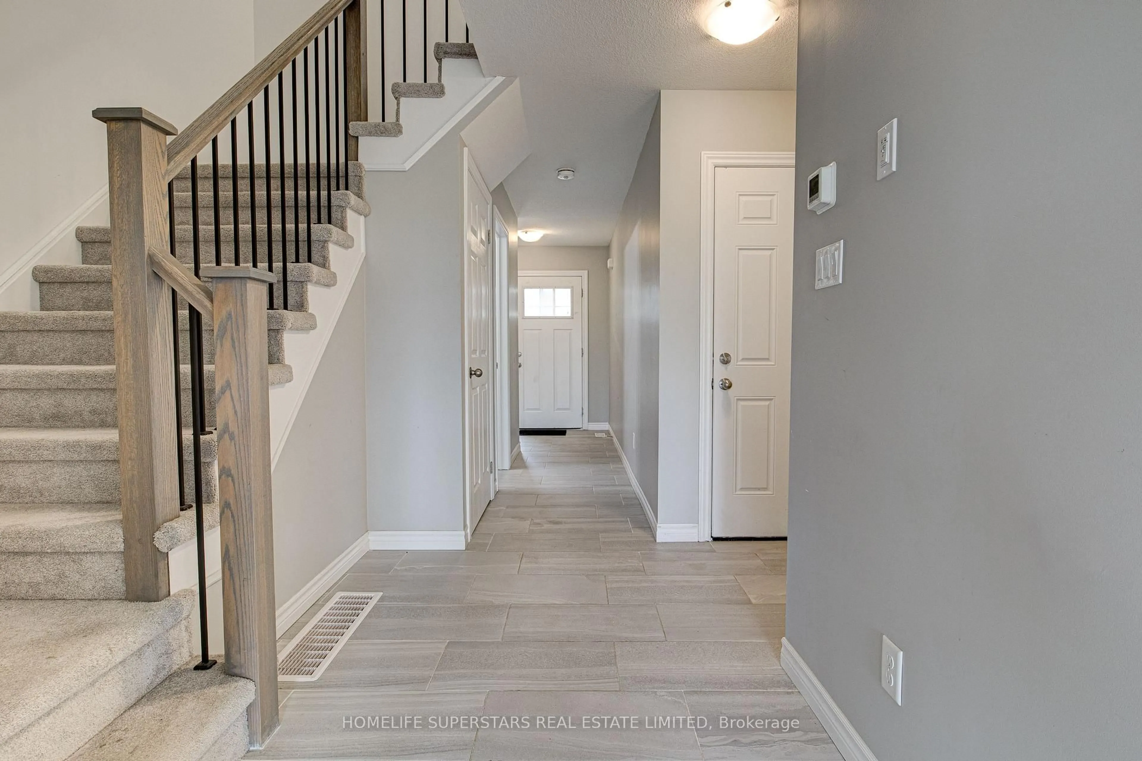 Indoor entryway for 33 Woodedge Circ, Kitchener Ontario N2R 0M8