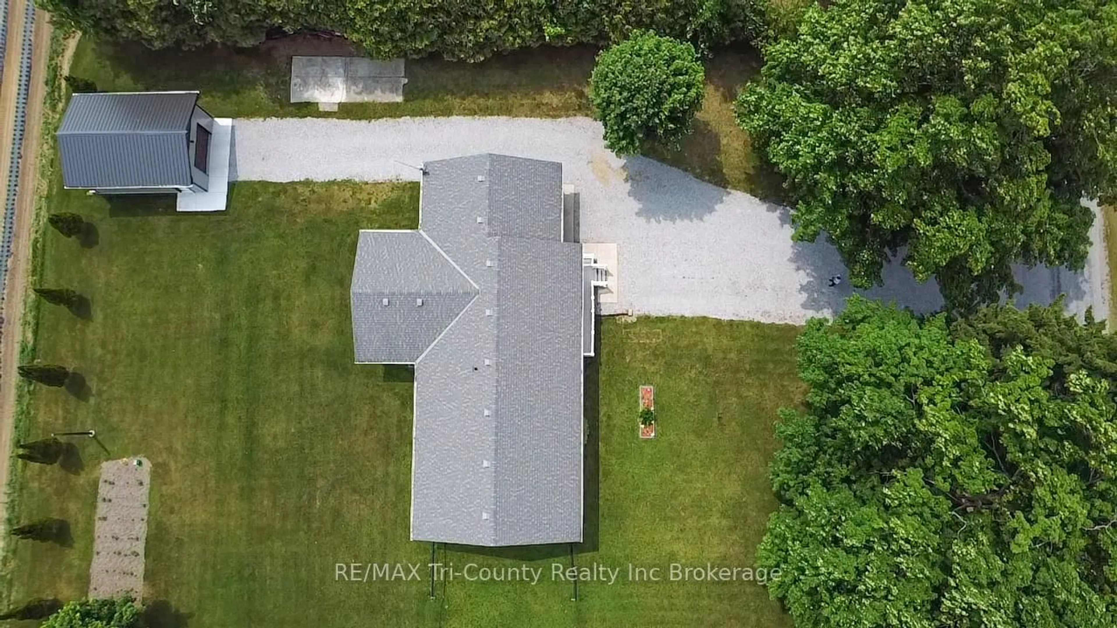 A pic from outside/outdoor area/front of a property/back of a property/a pic from drone, building for 1728 1st Concession ENR Rd, Norfolk Ontario N0E 1G0
