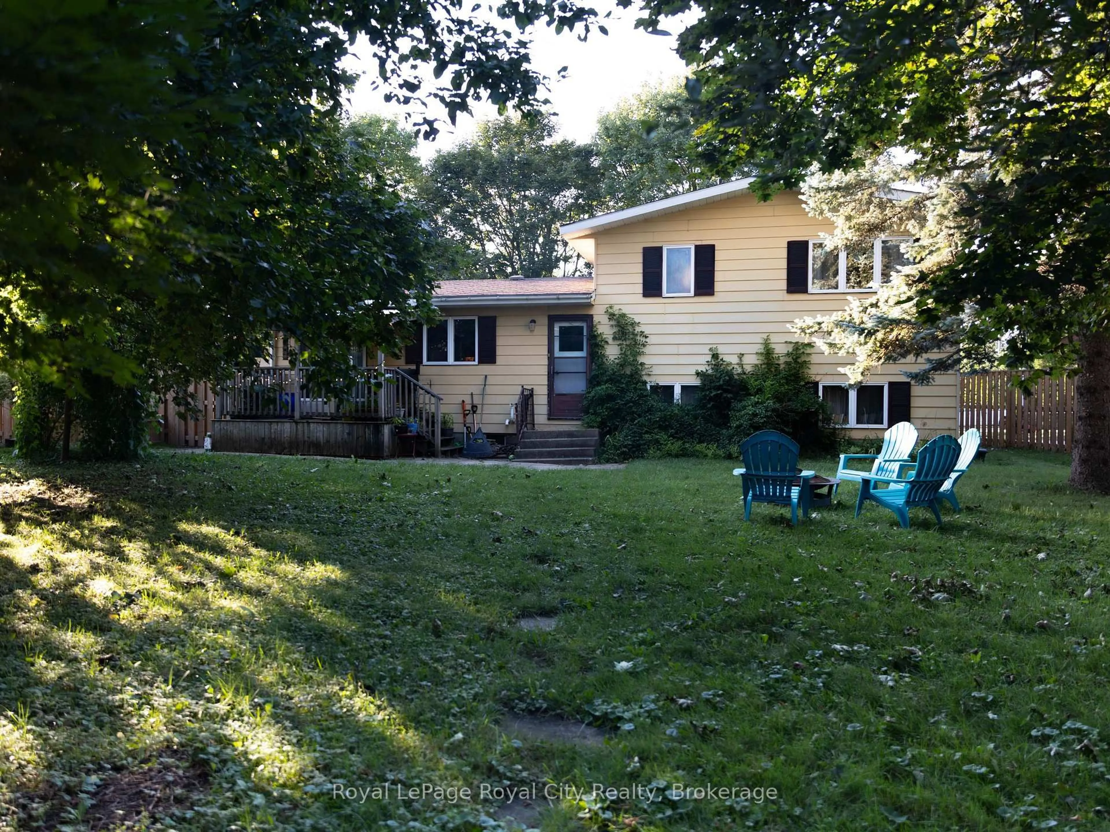 A pic from outside/outdoor area/front of a property/back of a property/a pic from drone, unknown for 767 11th St, Hanover Ontario N4N 3H5