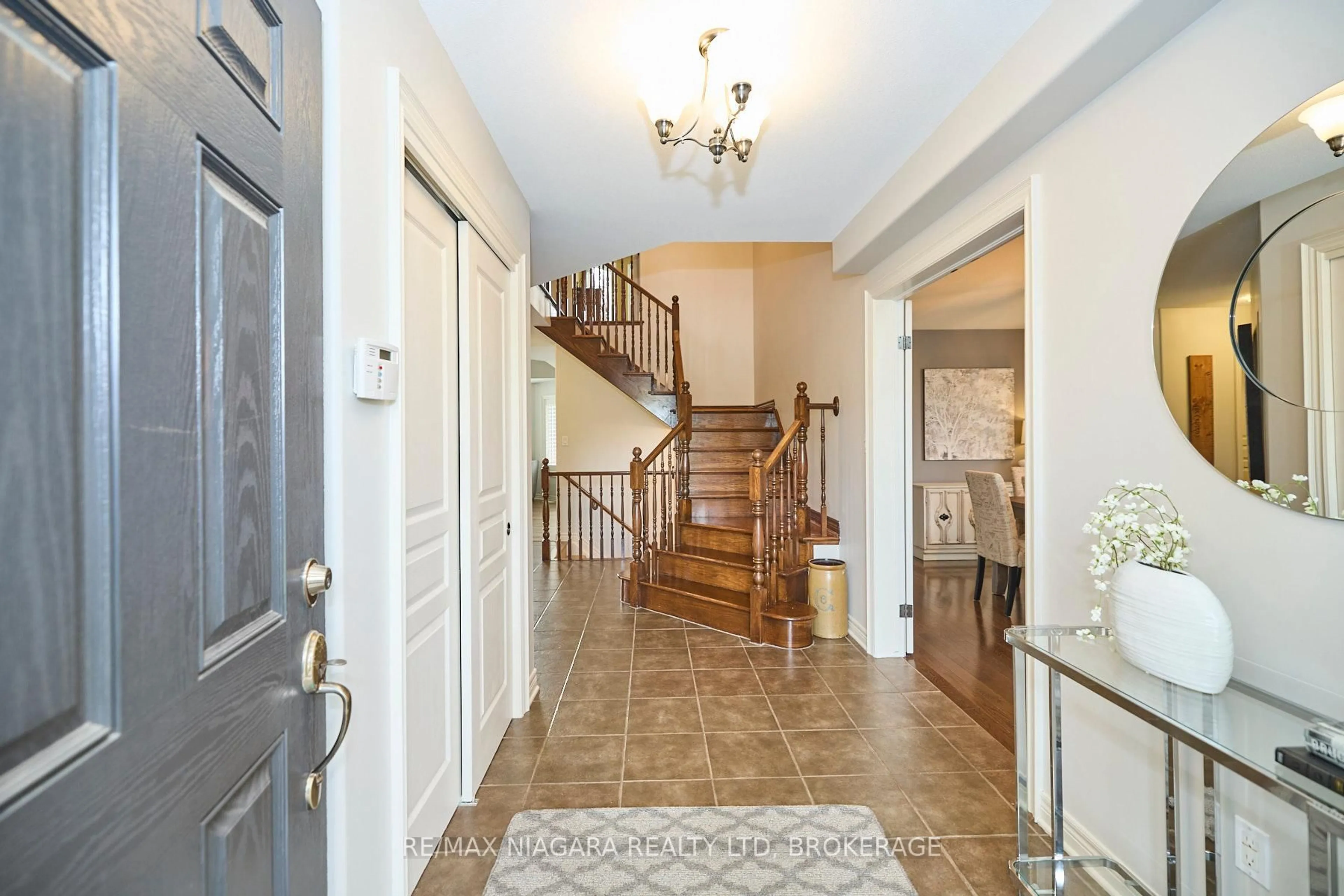Indoor foyer for 507 CARRIE Ave, Fort Erie Ontario L0S 1N0