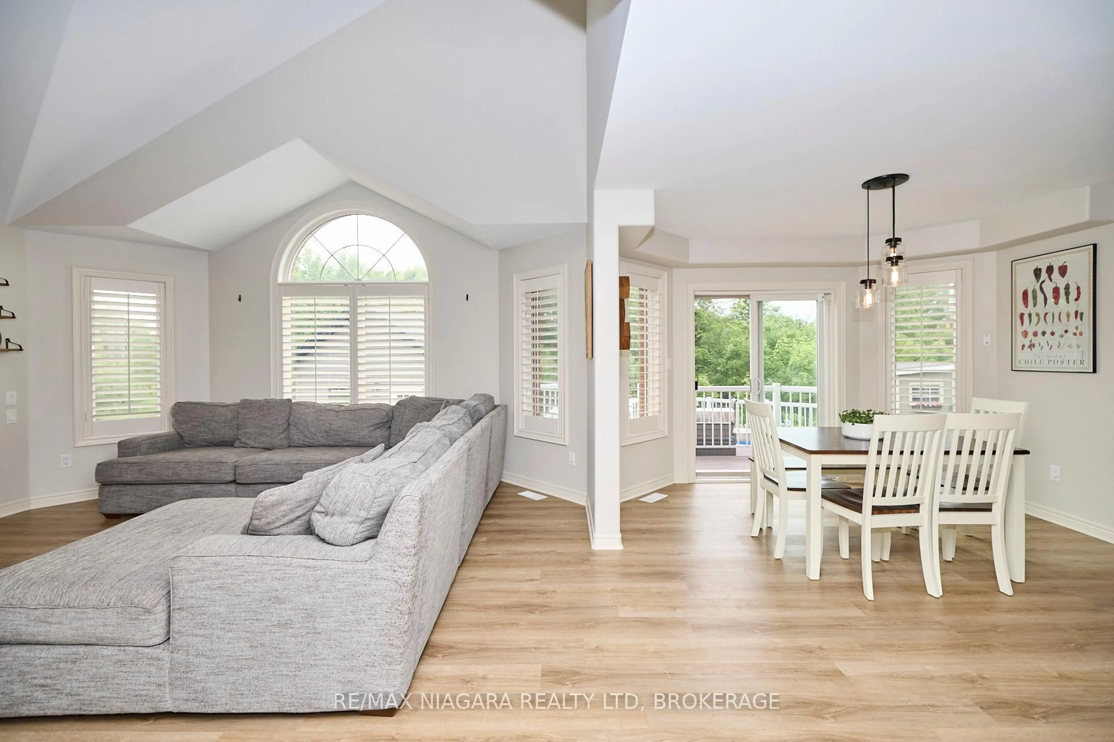 Living room with furniture, unknown for 507 CARRIE Ave, Fort Erie Ontario L0S 1N0