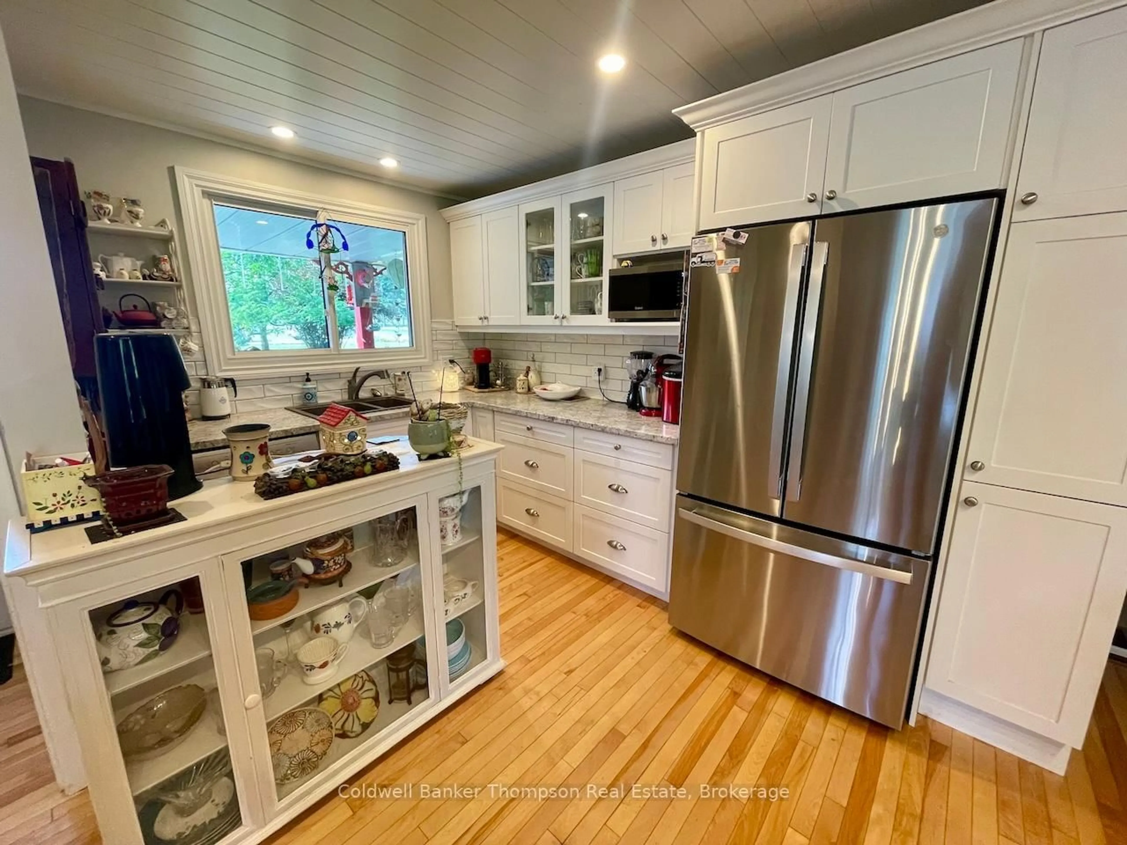 Open concept kitchen, wood/laminate floor for 284 Lawrence Ave, Huntsville Ontario P1H 1R6