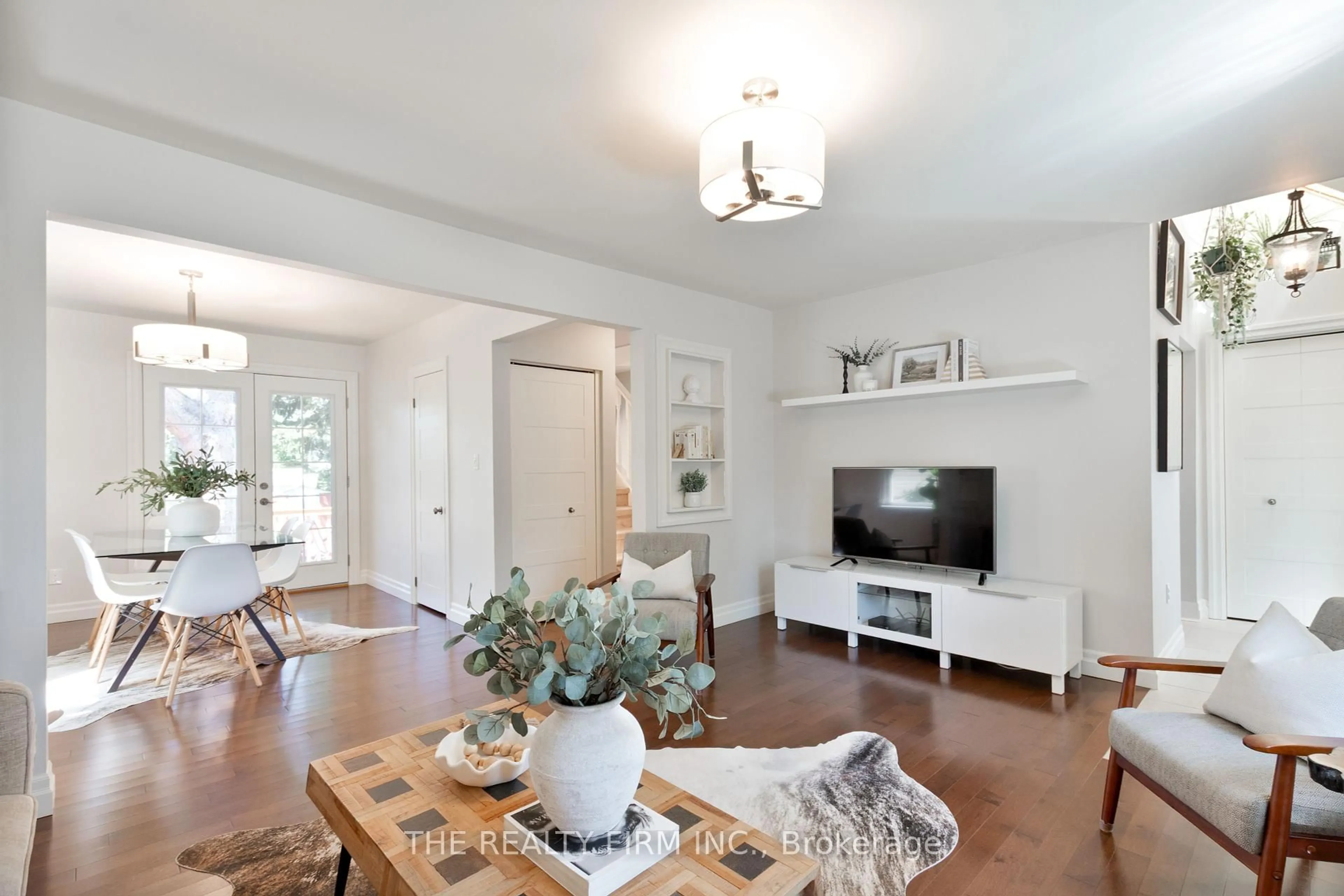 Living room with furniture, wood/laminate floor for 94 Montague Pl, London East Ontario N5W 2K6