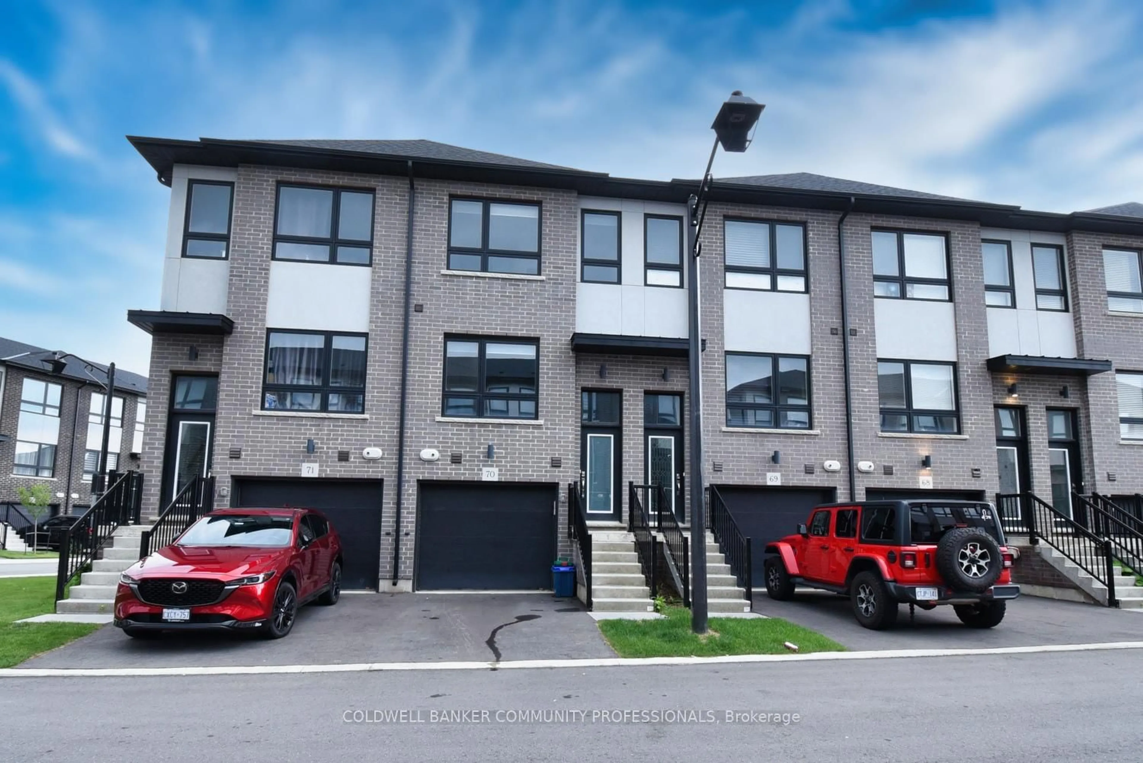A pic from outside/outdoor area/front of a property/back of a property/a pic from drone, street for 720 Grey St #70, Brant Ontario N3S 0K2