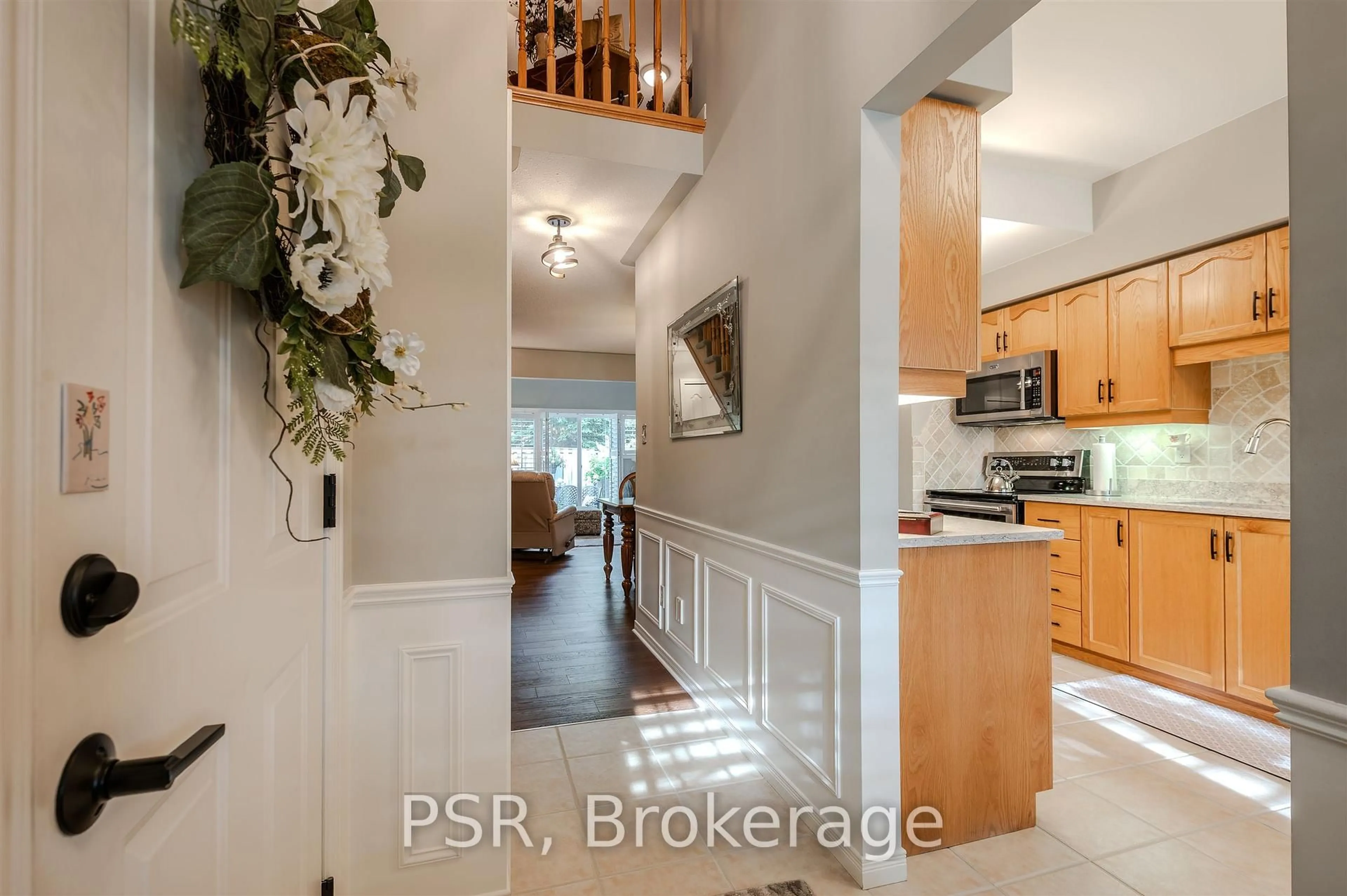 Indoor entryway for 212 Stonehenge Dr #49, Hamilton Ontario L9K 1N4
