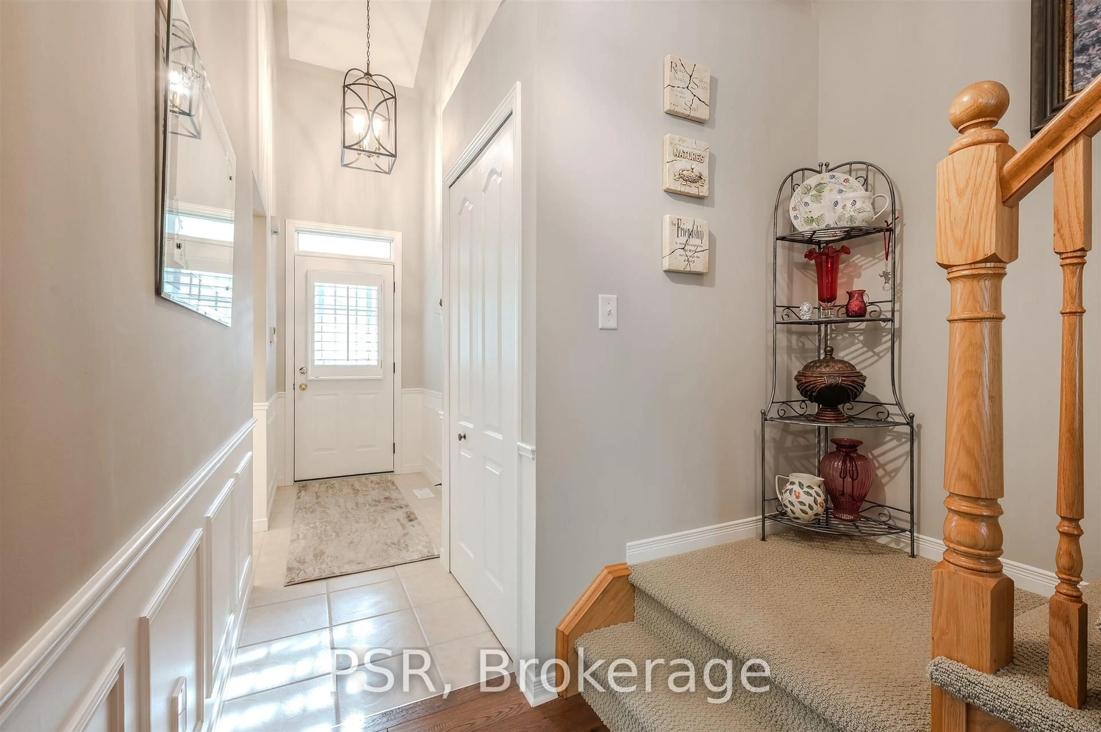 Indoor entryway for 212 Stonehenge Dr #49, Hamilton Ontario L9K 1N4