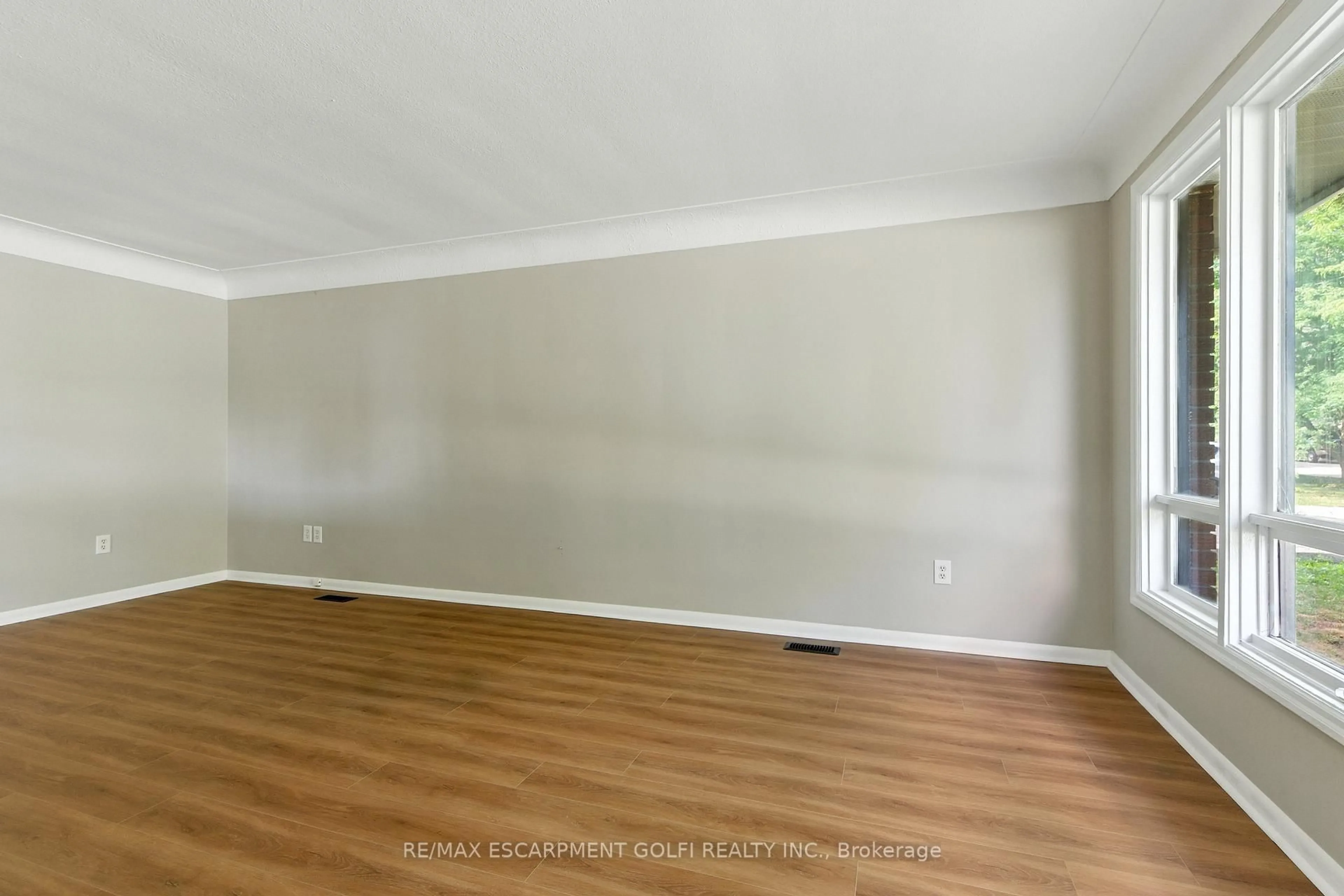 A pic of a room for 30 Kerman Ave, Grimsby Ontario L3M 3W4
