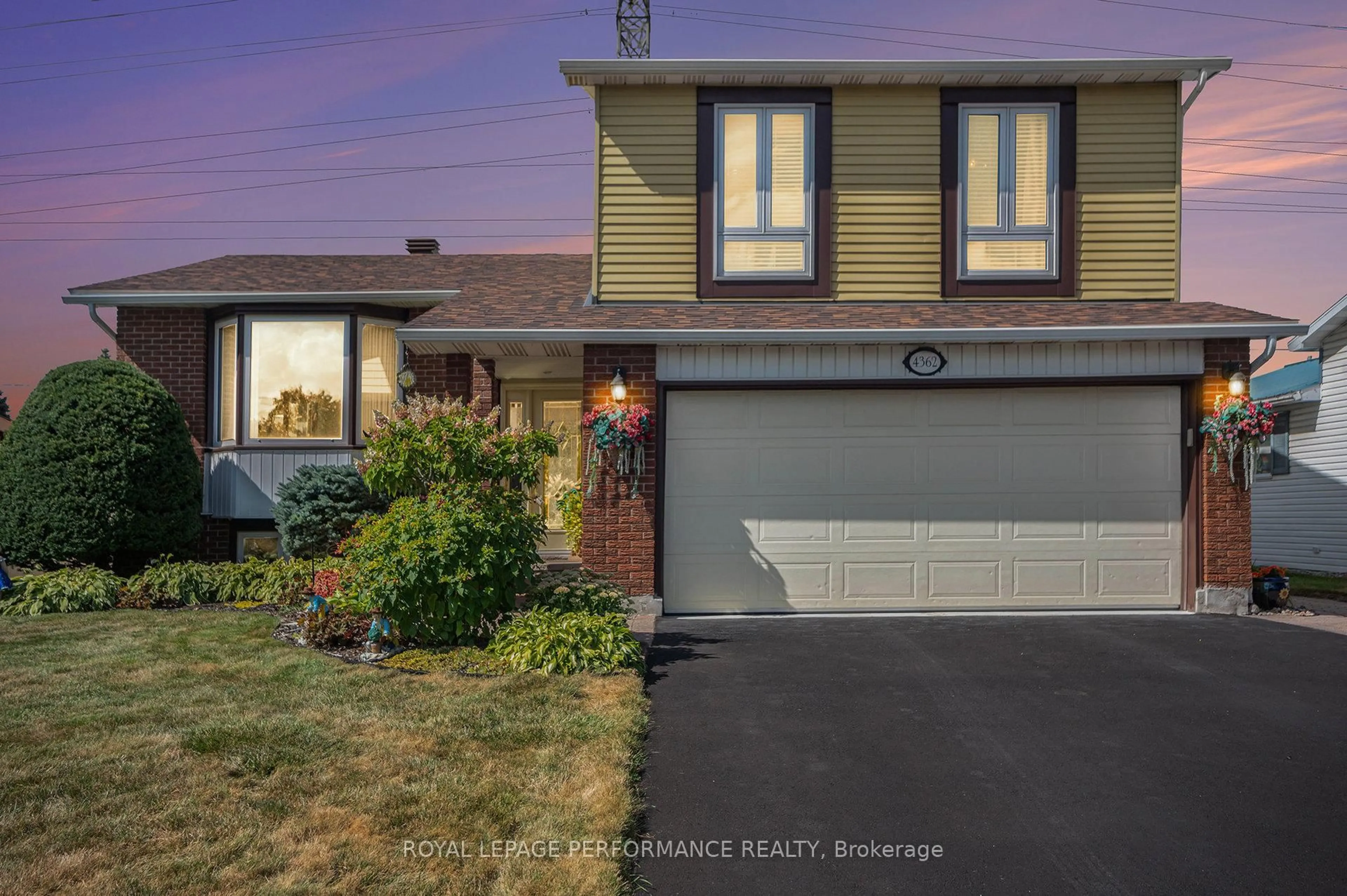 Home with vinyl exterior material, street for 4362 Whittaker Cres, Gloucester Ontario K1B 4P2