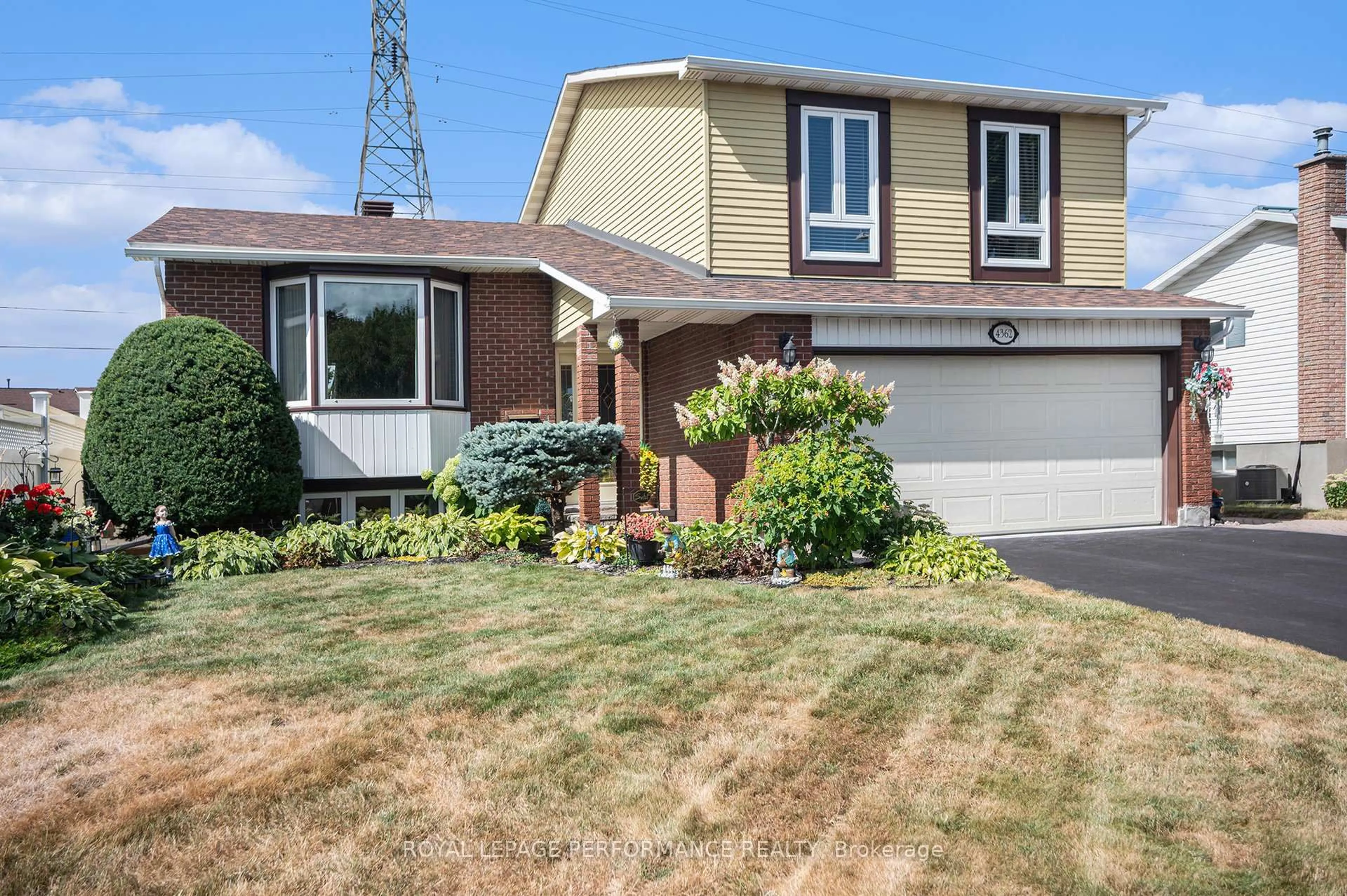 Home with vinyl exterior material, street for 4362 Whittaker Cres, Gloucester Ontario K1B 4P2