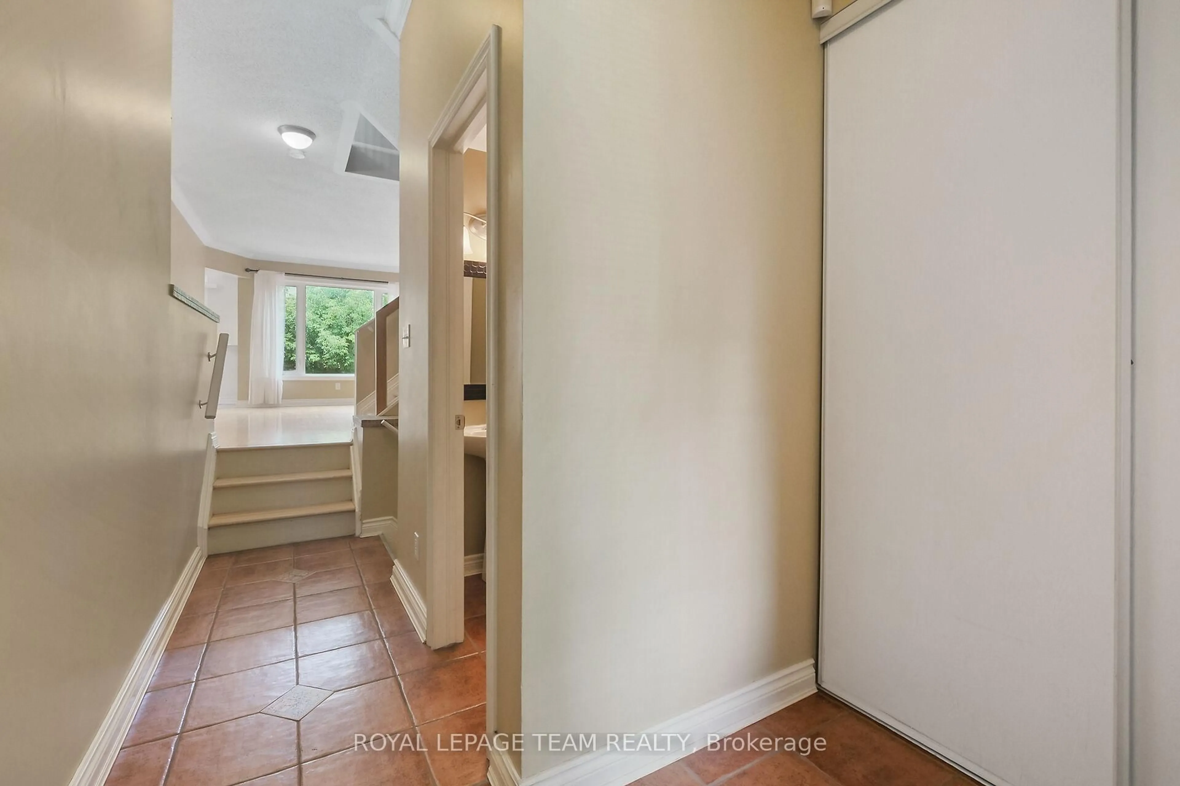 Indoor entryway for 6201 Arbourwood Dr, Orleans Ontario K1C 7L6