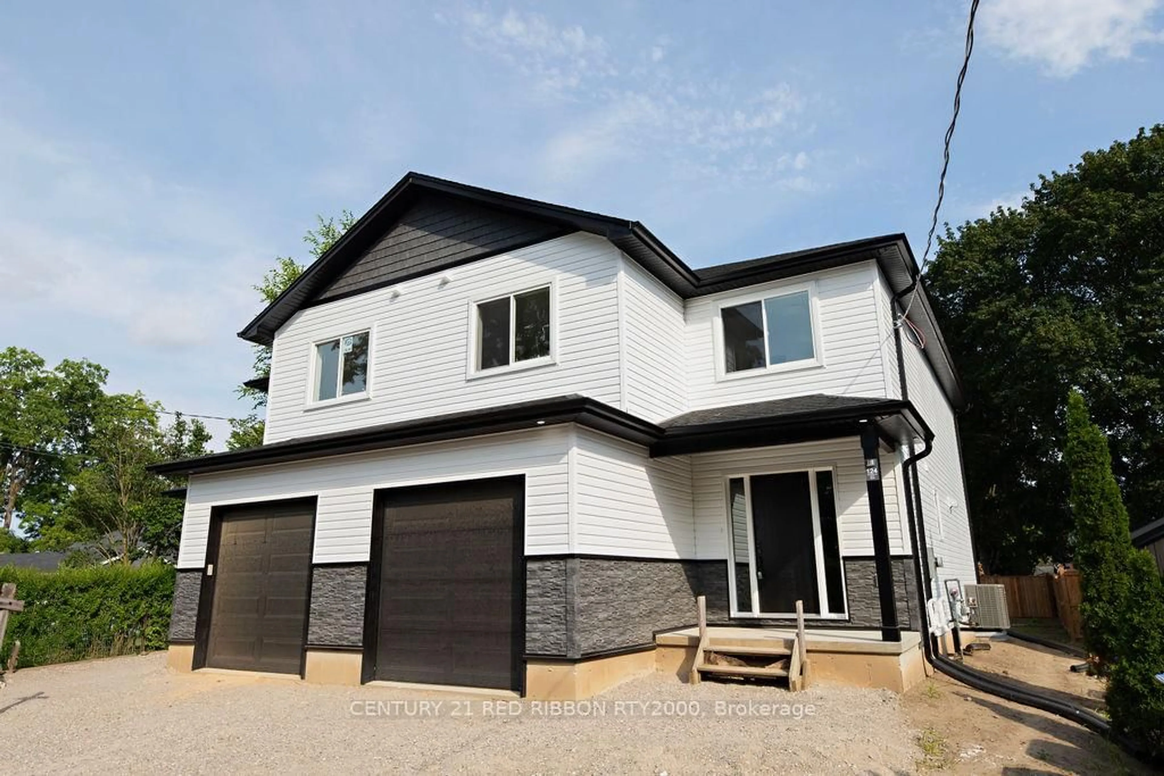 Home with vinyl exterior material, street for 122 Burns St, Strathroy-Caradoc Ontario N7G 1E8